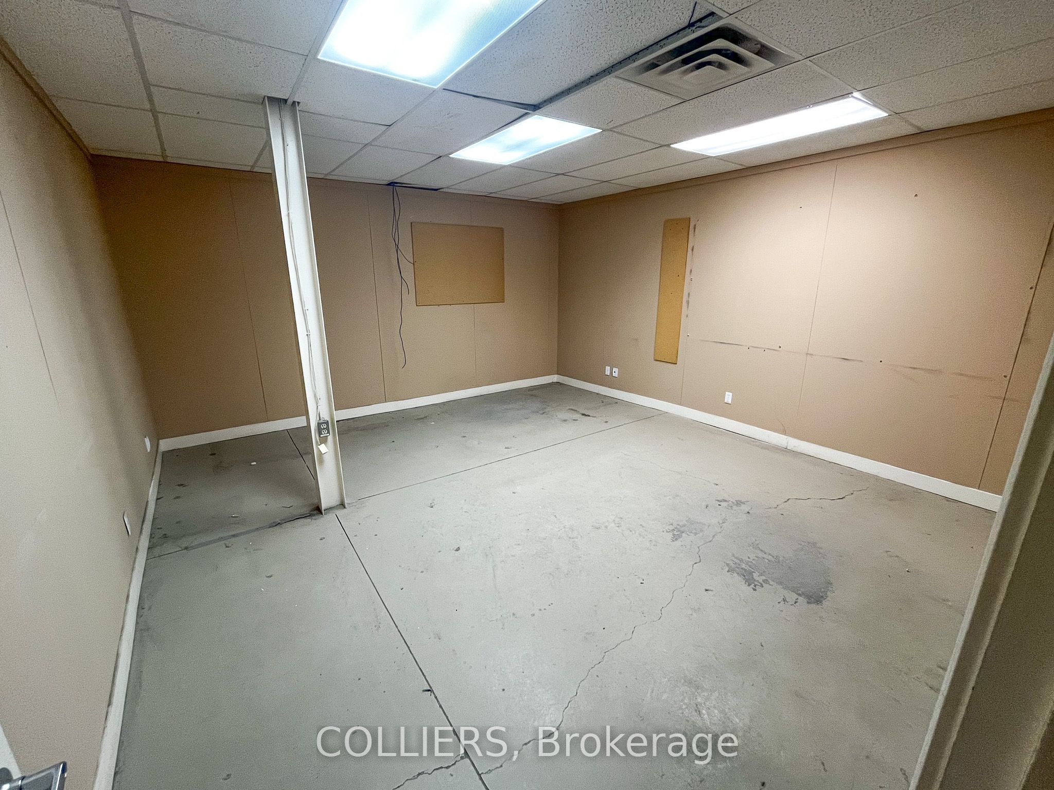 #b & C - 1740 Queensdale Avenue Property Photo 7