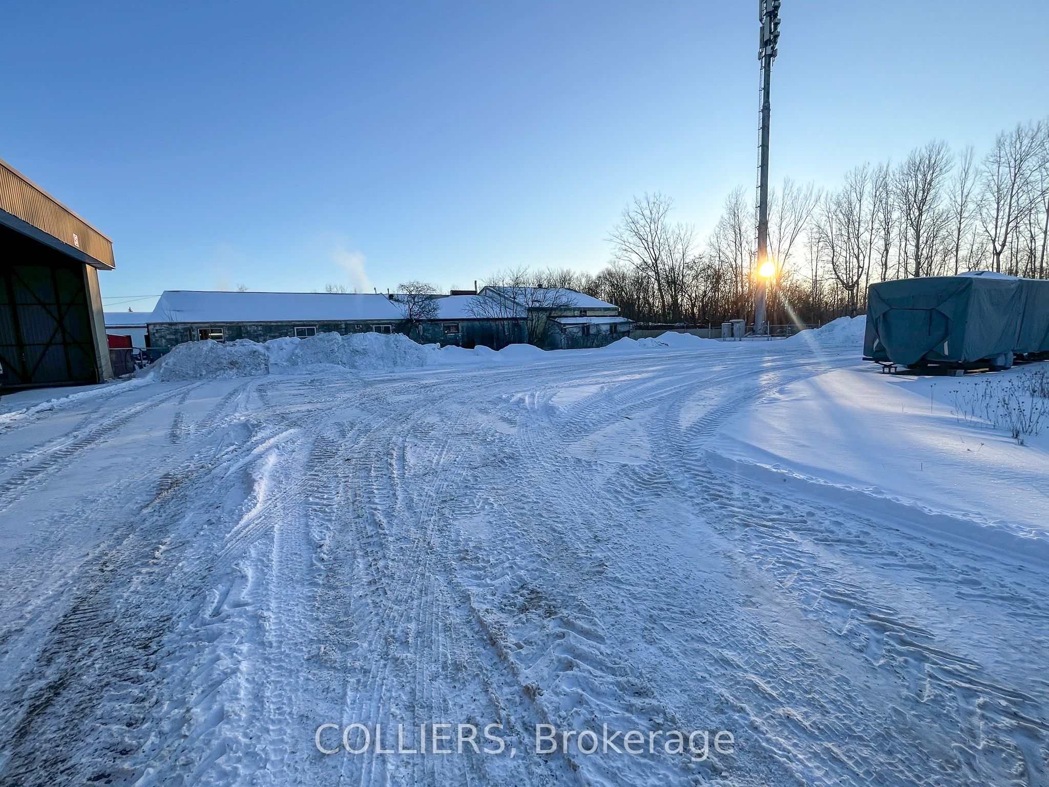 #b & C - 1740 Queensdale Avenue Property Photo 8