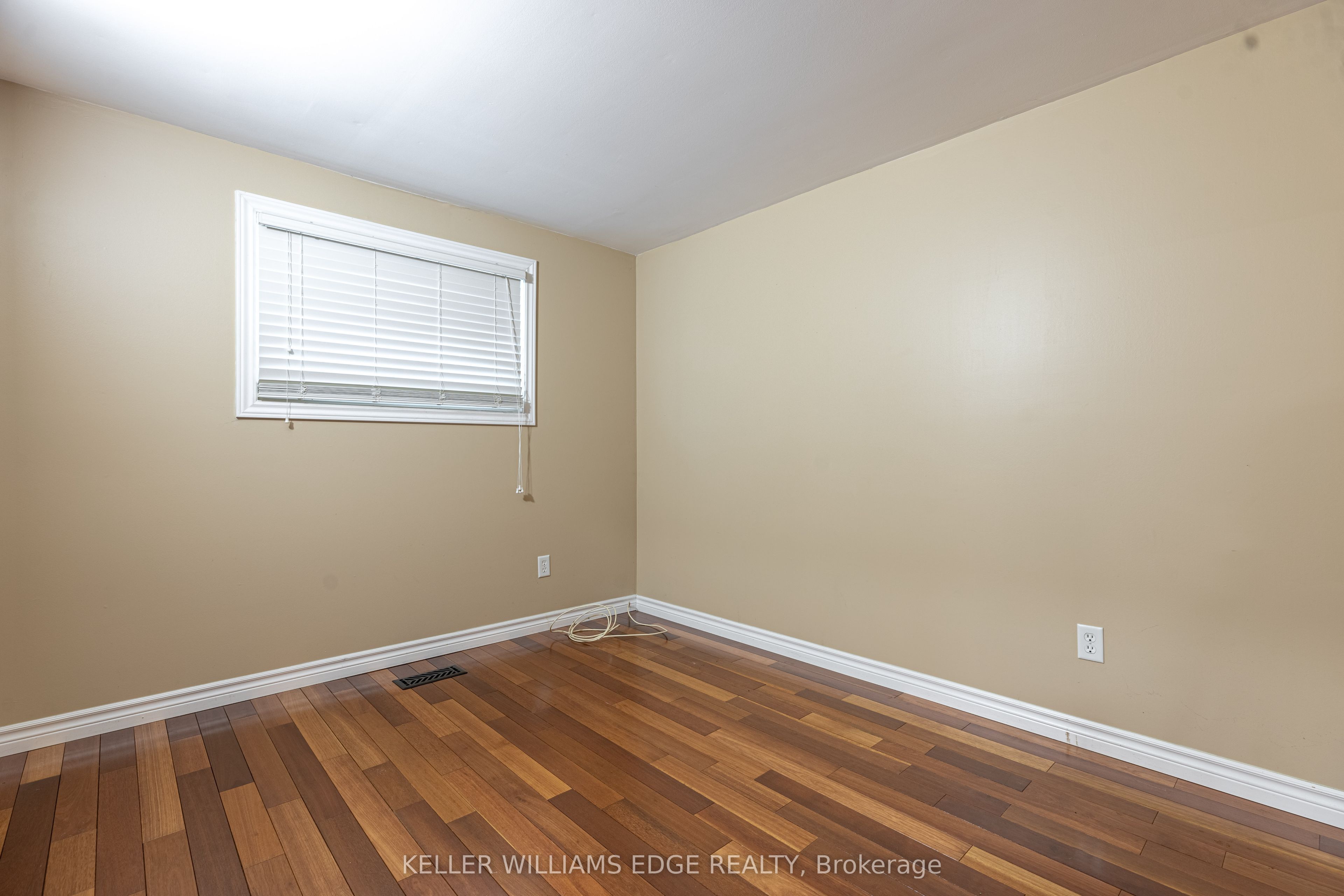 #upper - 598 Mapledale Avenue Property Photo 8