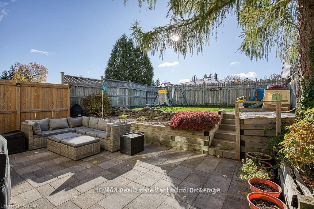 1014a Vanier Avenue Property Photo 3