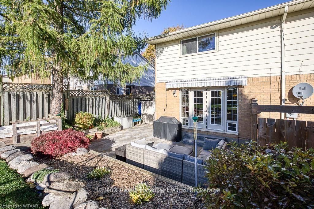 1014a Vanier Avenue Property Photo 4