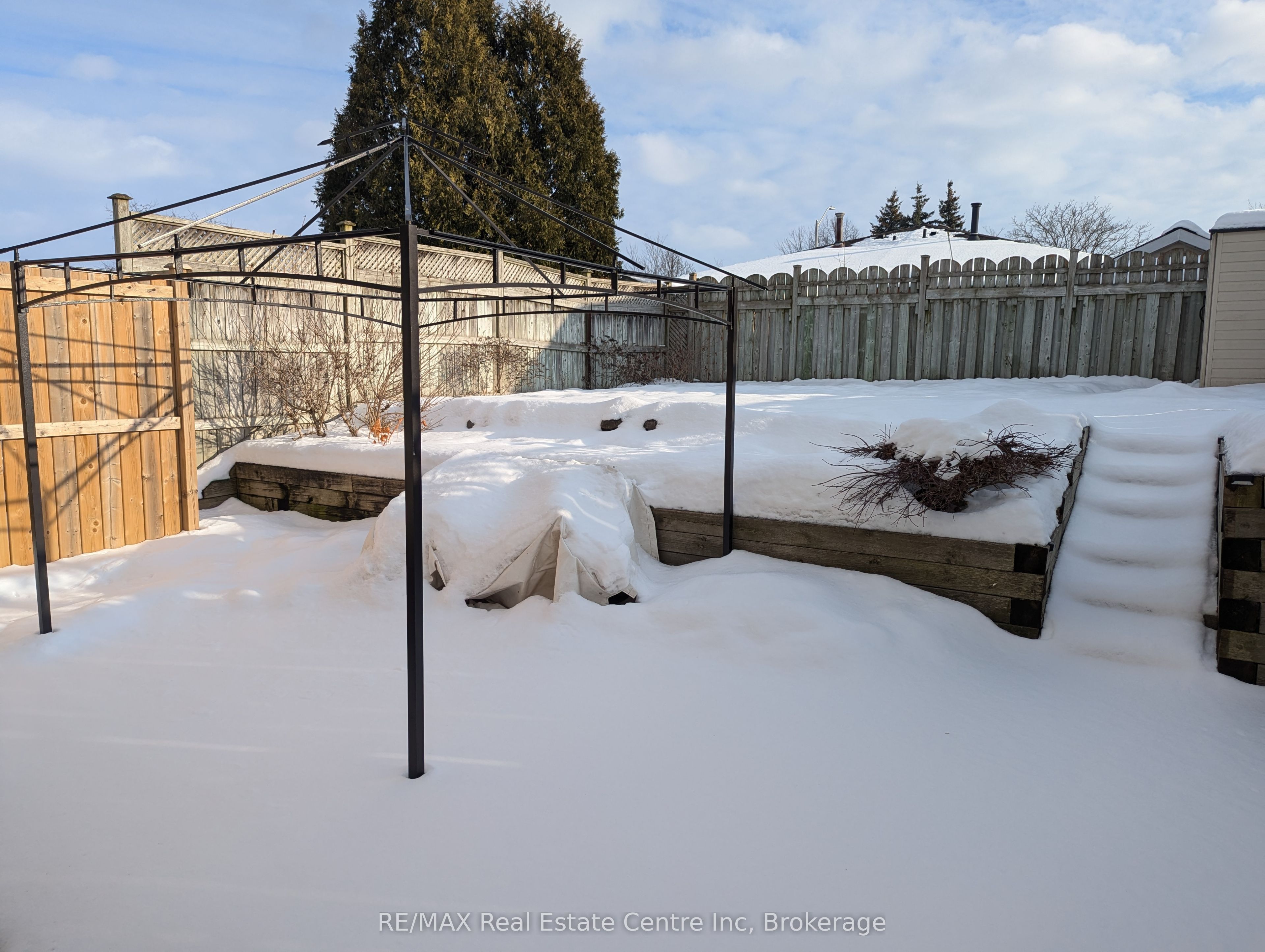 1014a Vanier Avenue Property Photo 6