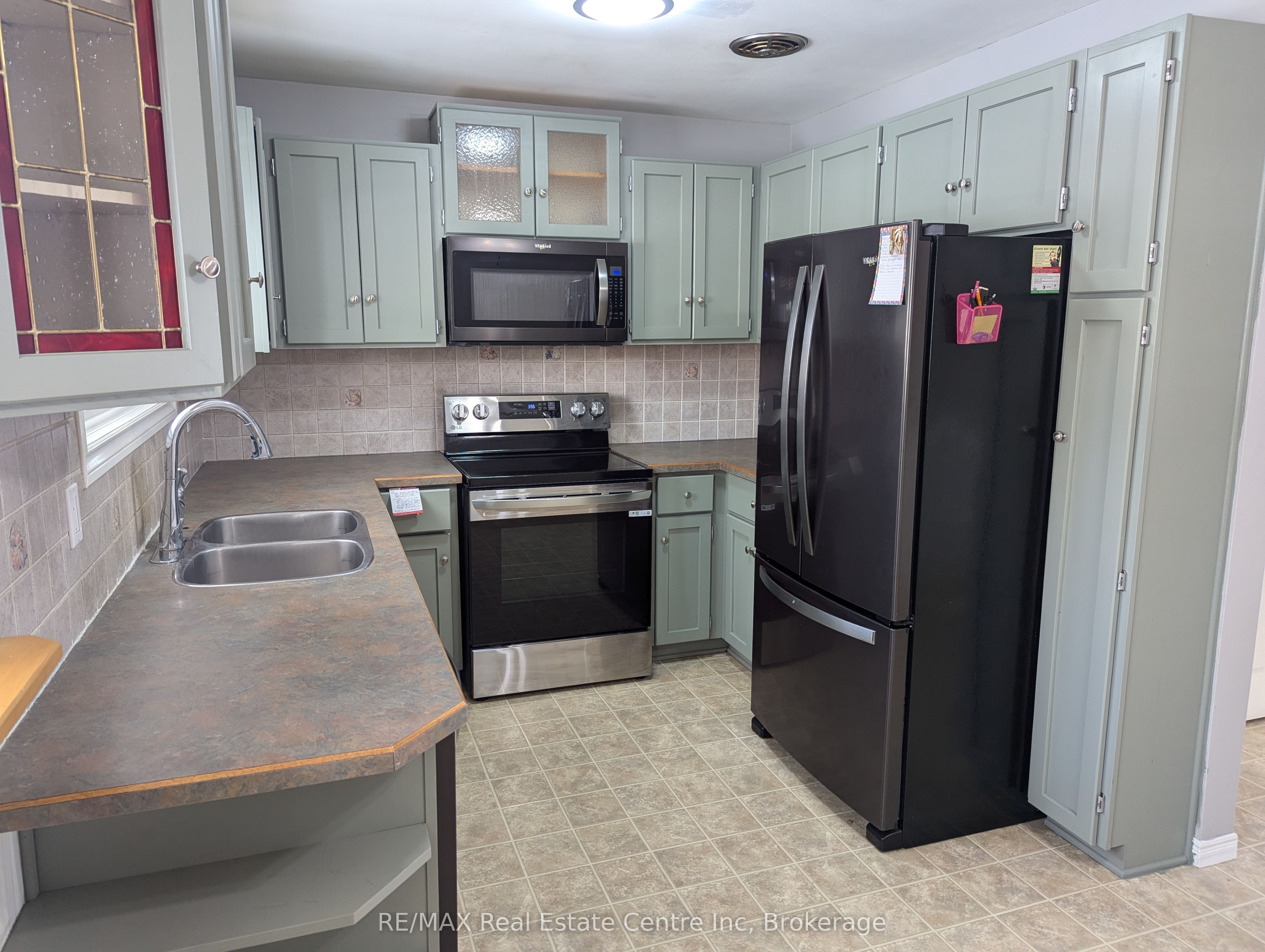 1014a Vanier Avenue Property Photo 8