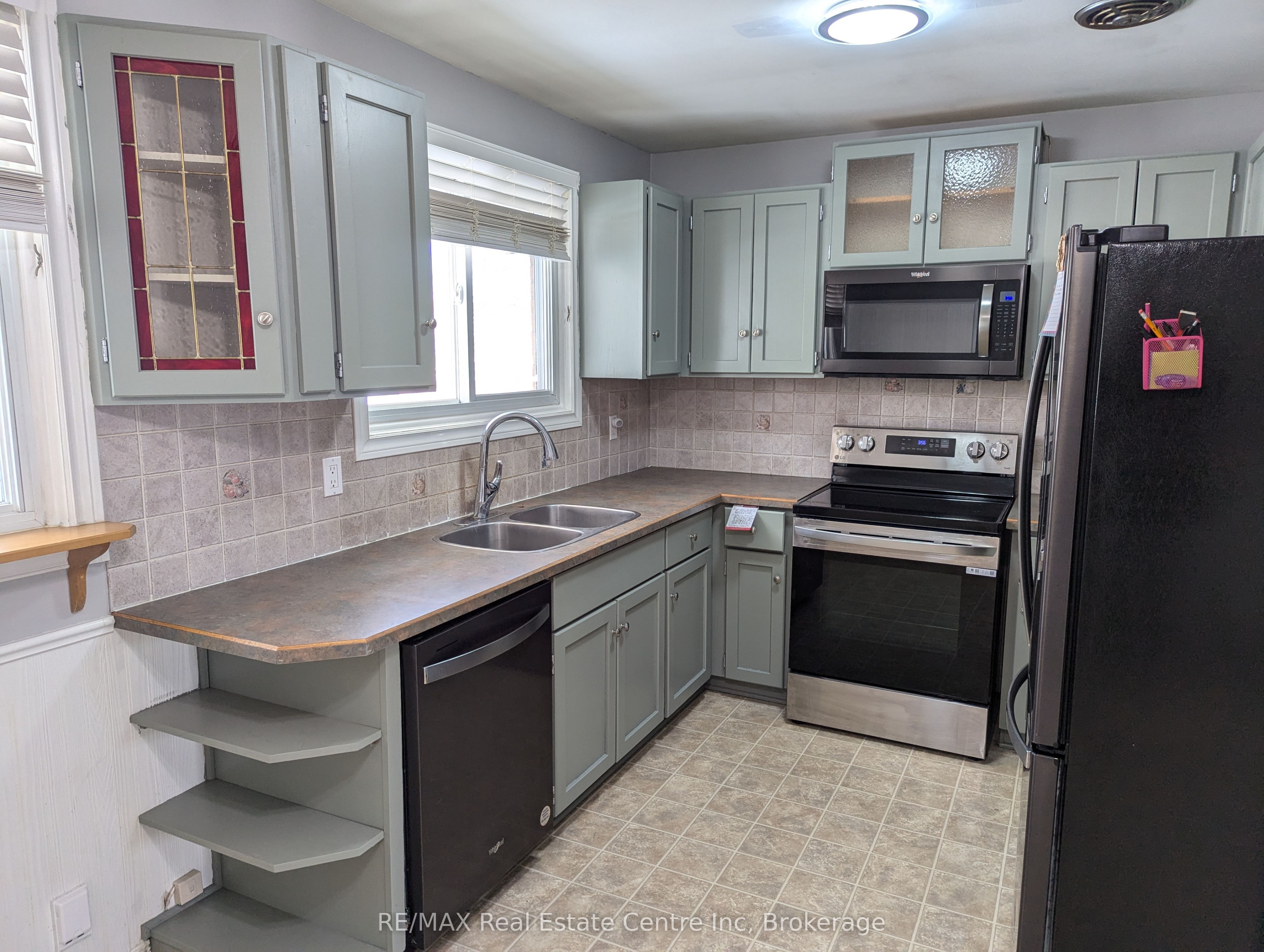 1014a Vanier Avenue Property Photo 9
