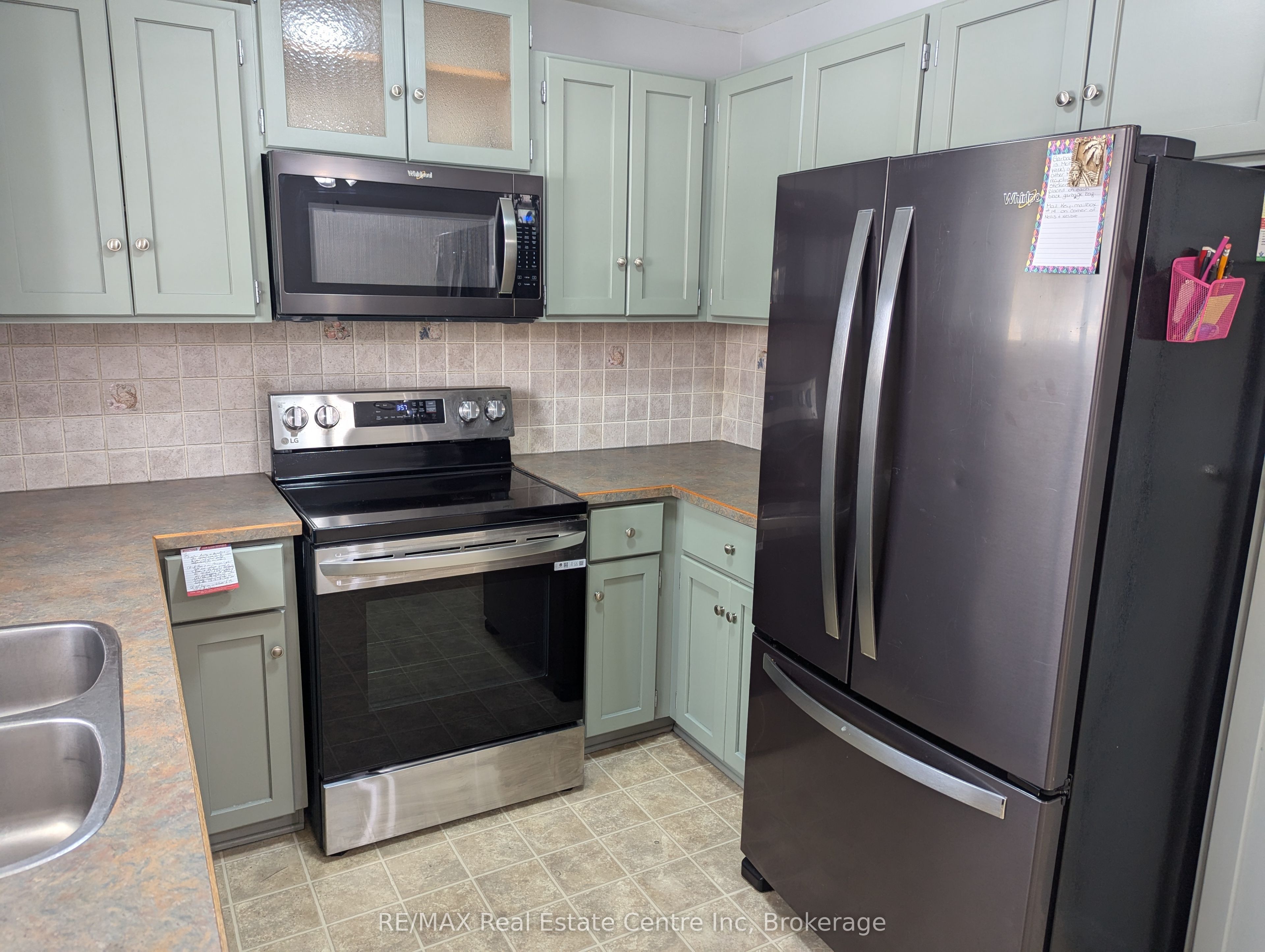 1014a Vanier Avenue Property Photo 10
