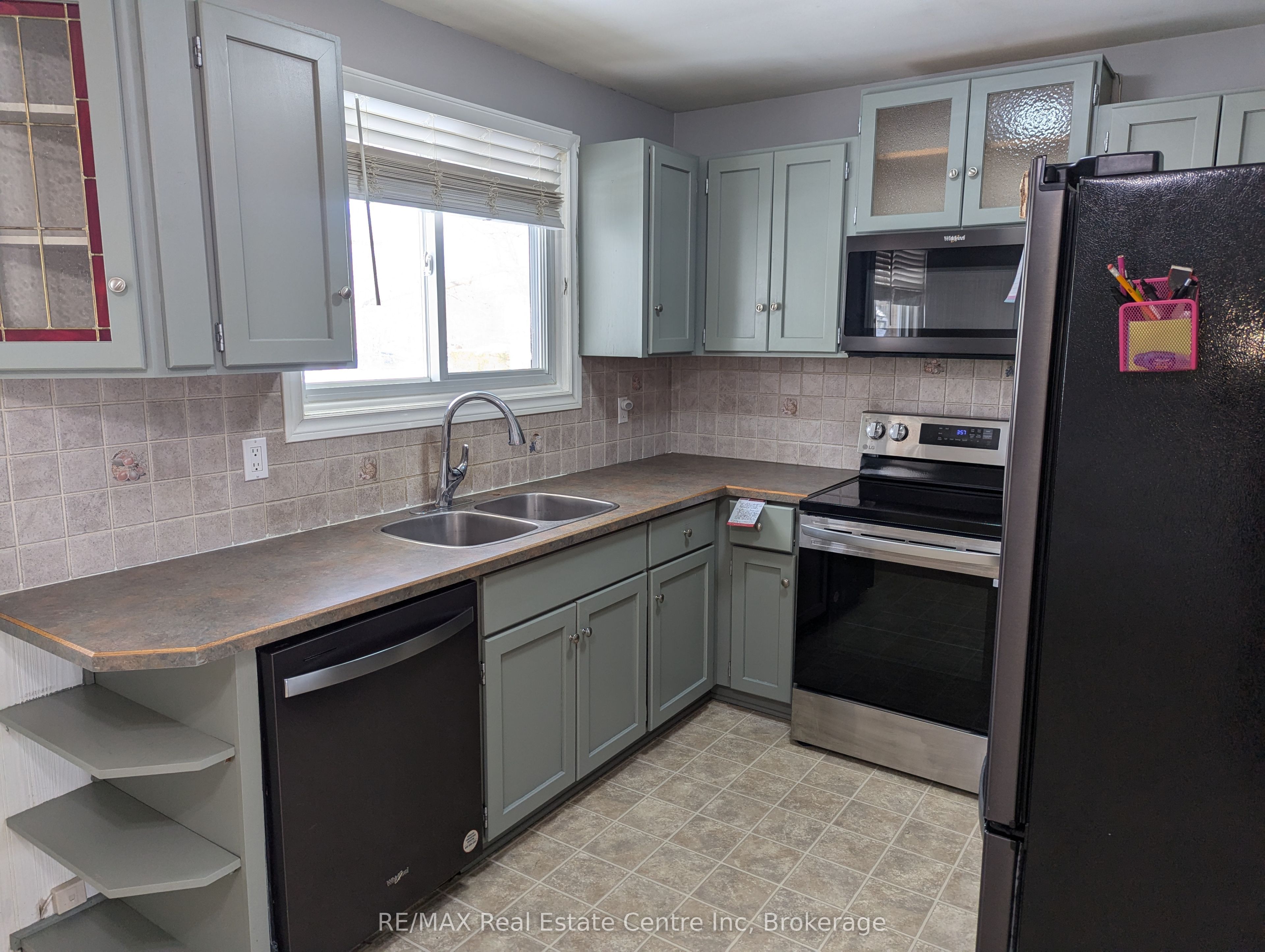 1014a Vanier Avenue Property Photo 12