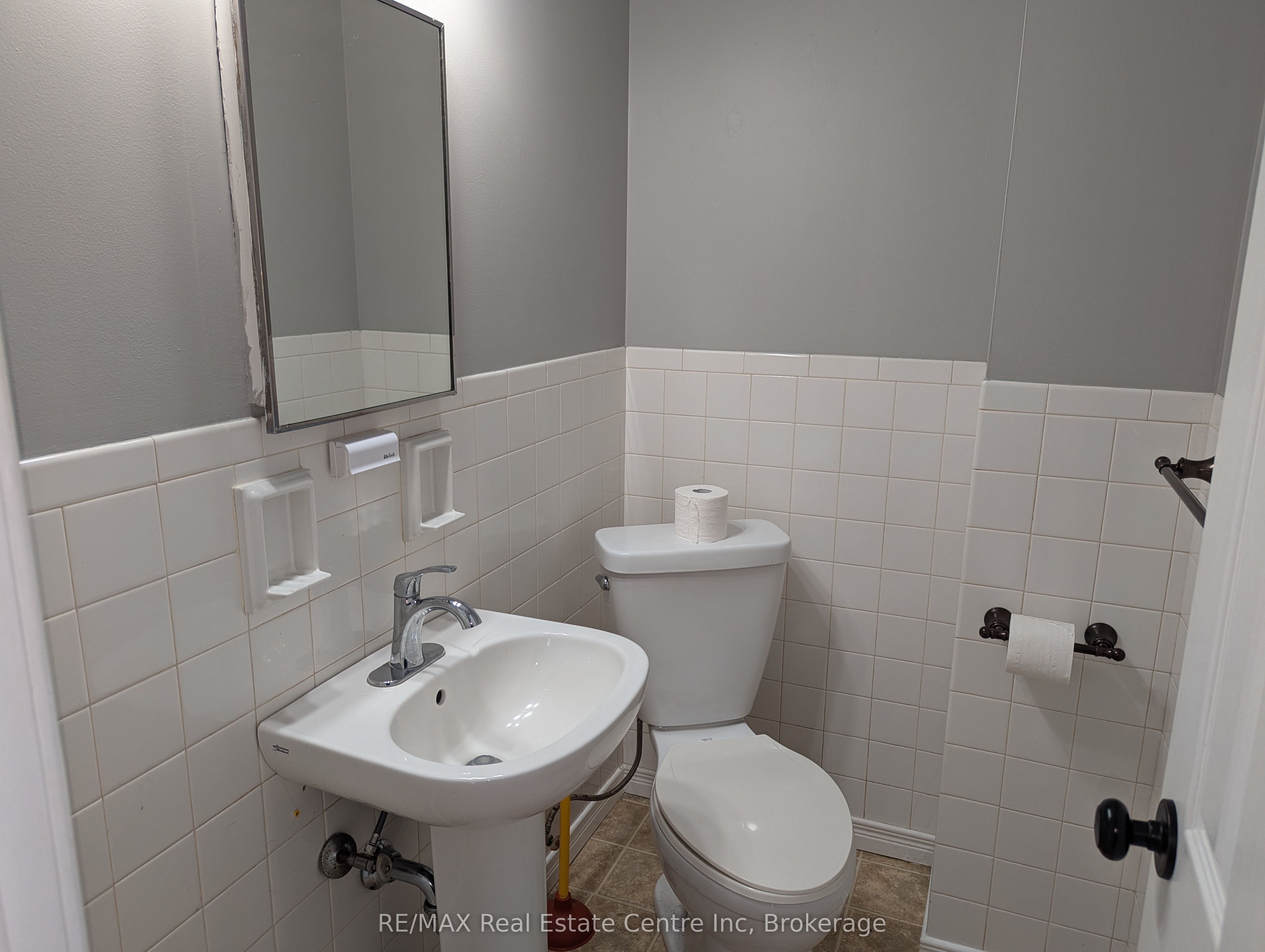 1014a Vanier Avenue Property Photo 15