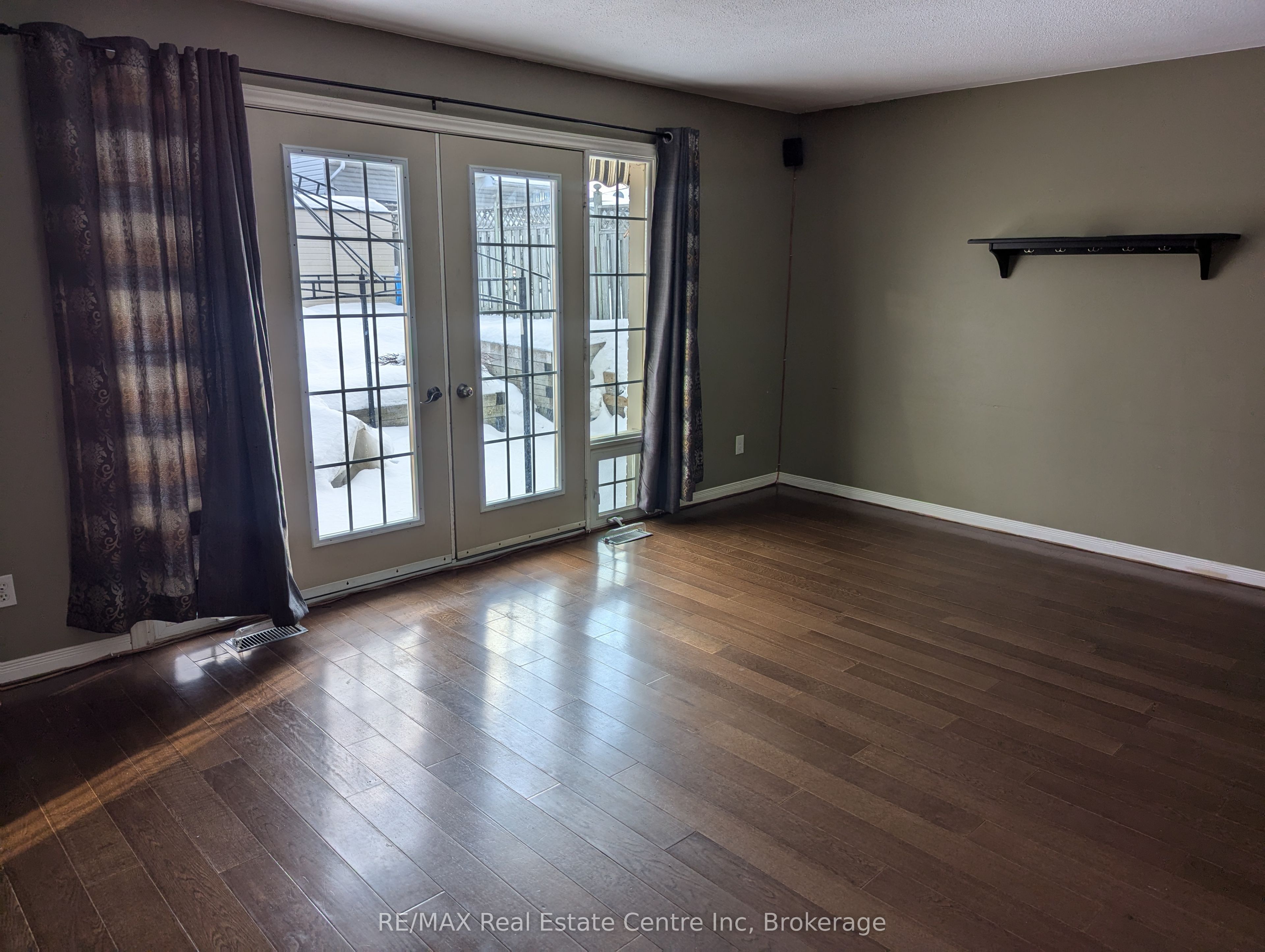 1014a Vanier Avenue Property Photo 16