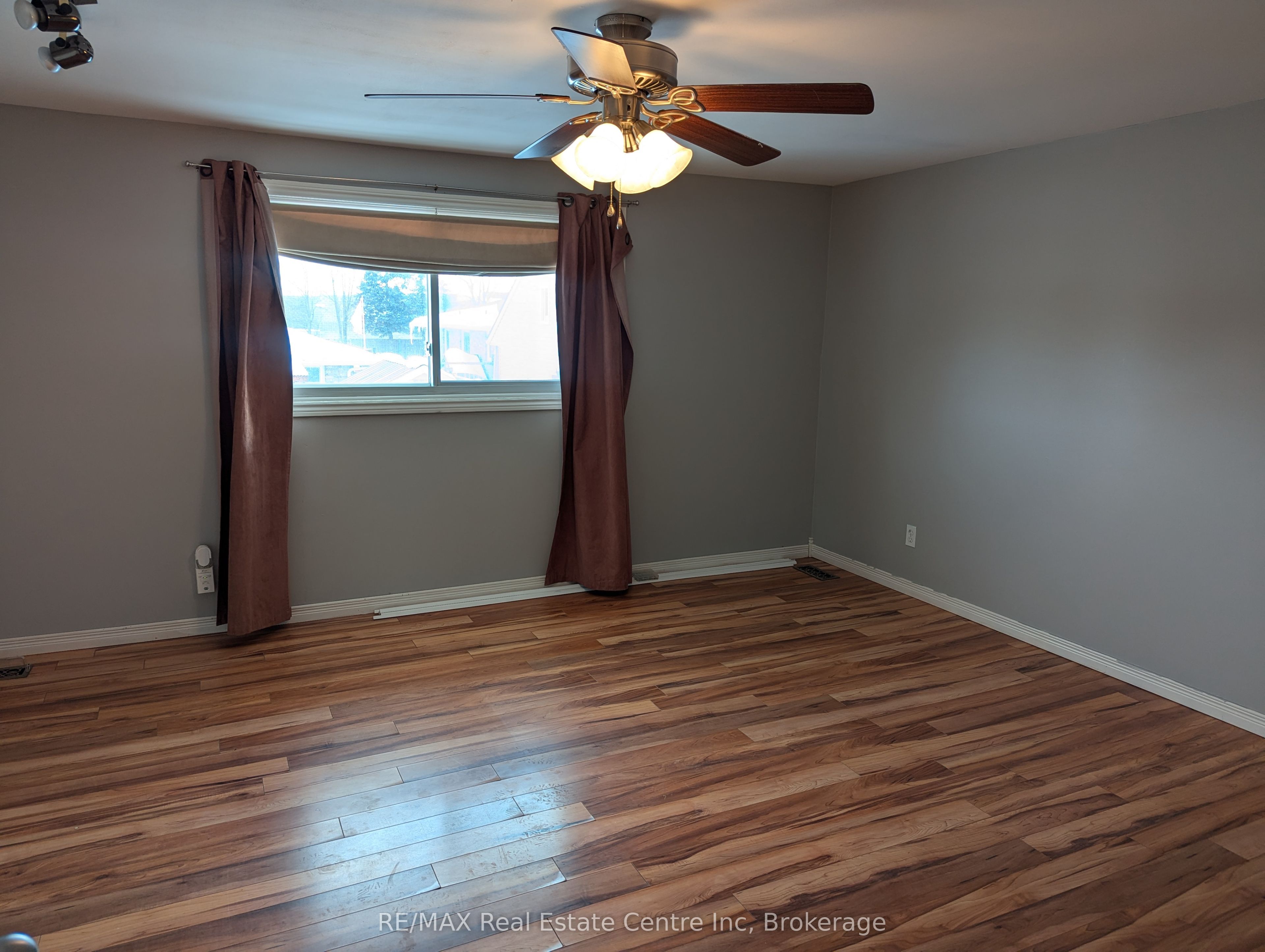 1014a Vanier Avenue Property Photo 18