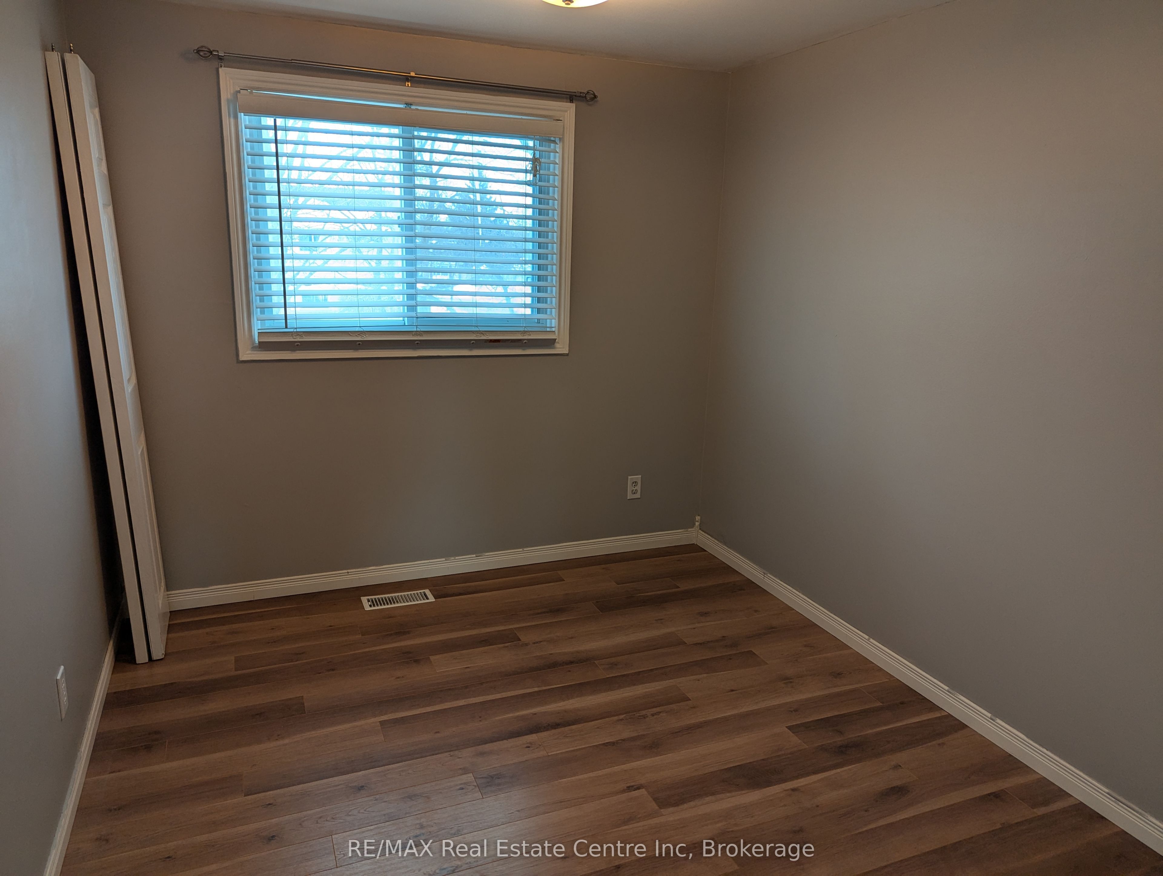 1014a Vanier Avenue Property Photo 23