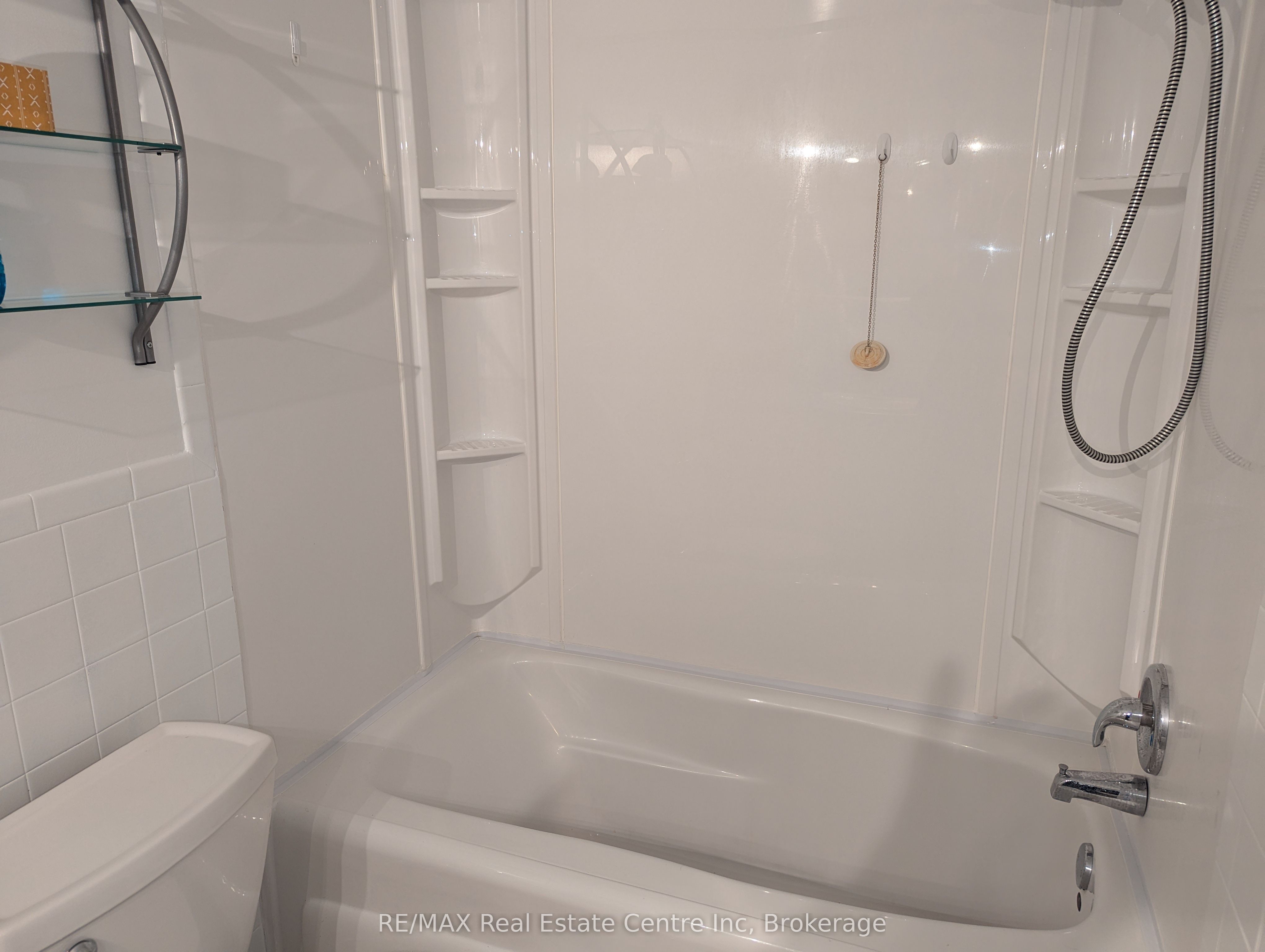 1014a Vanier Avenue Property Photo 28