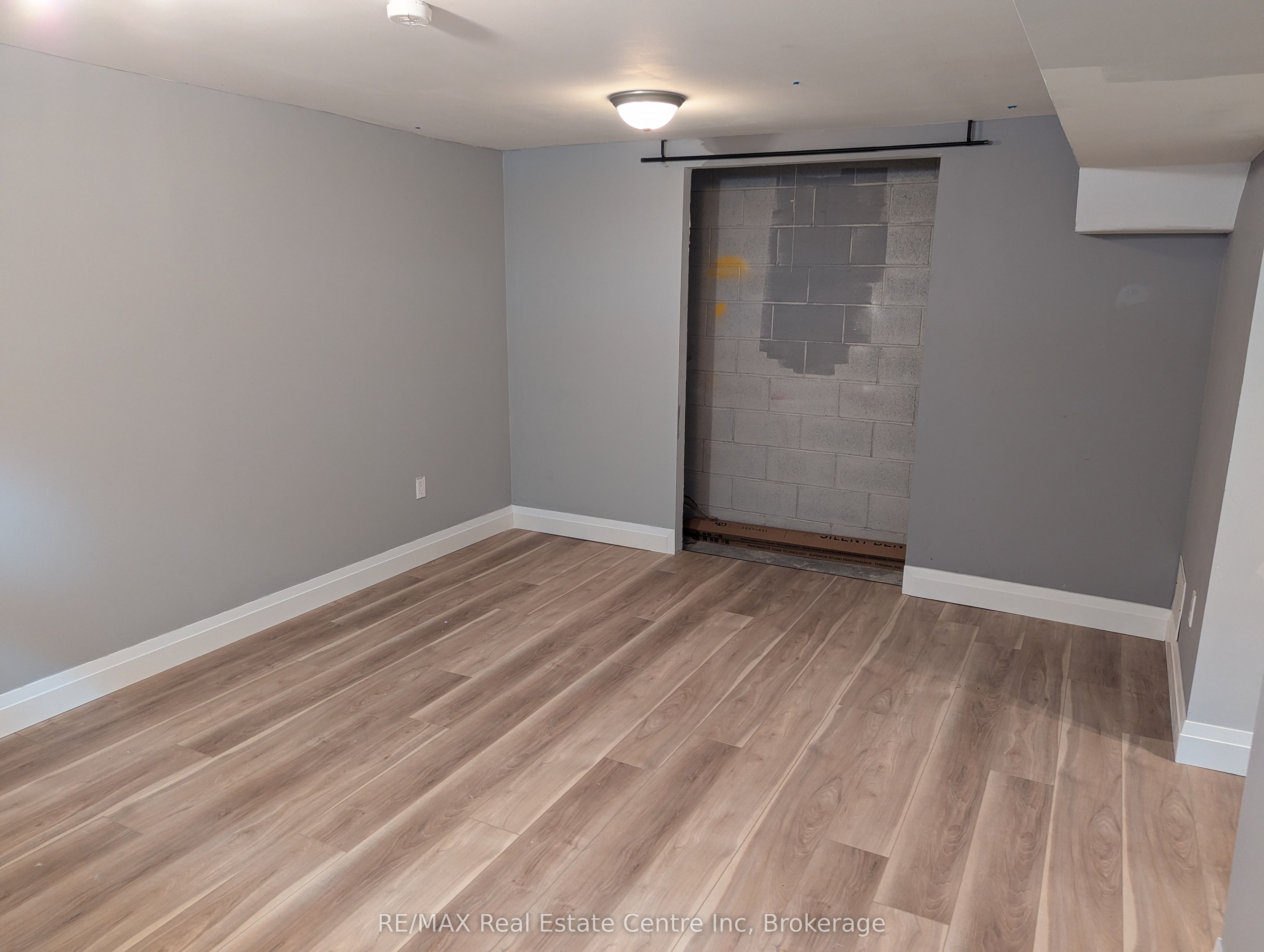 1014a Vanier Avenue Property Photo 31