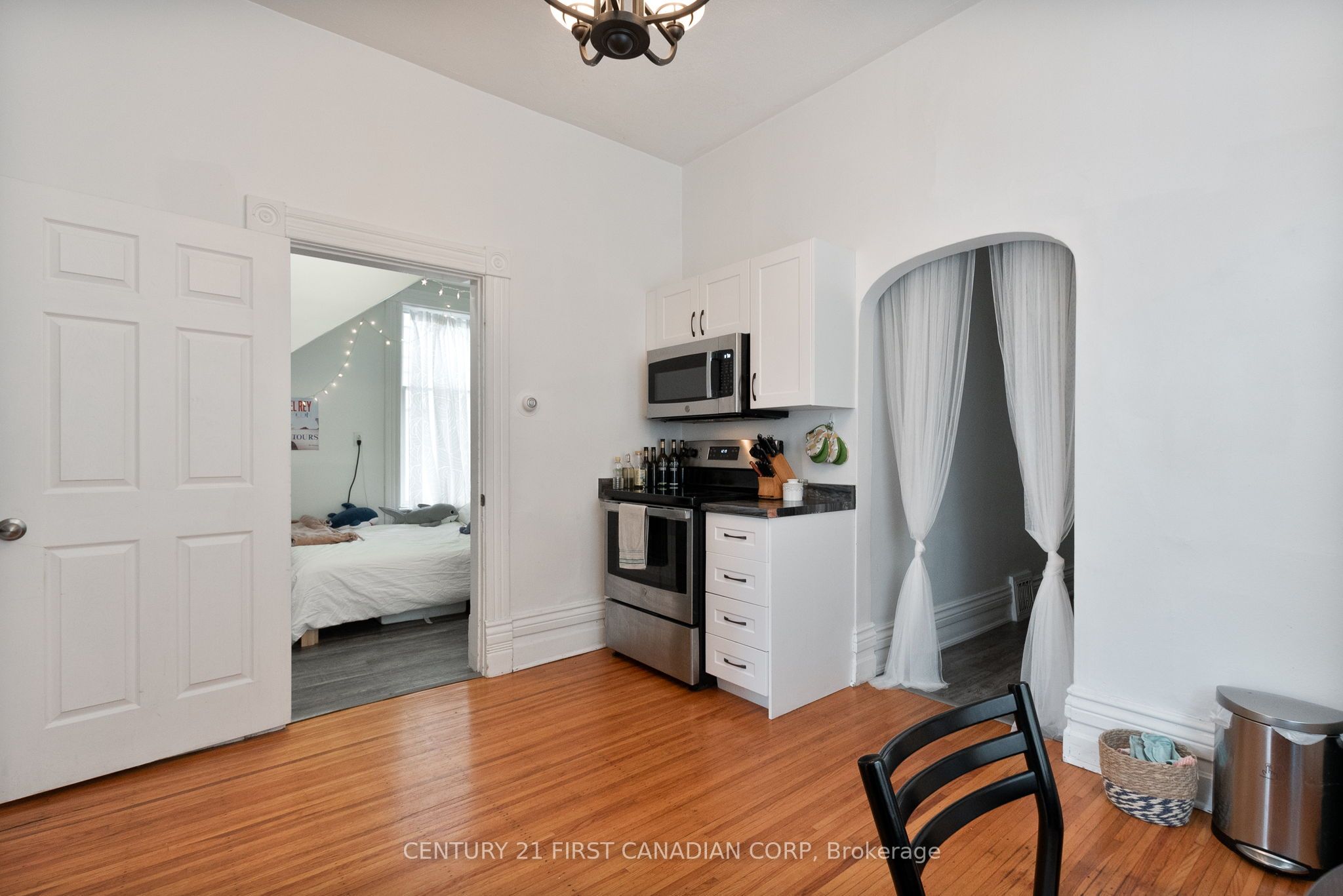 578 Waterloo Street Property Photo 11