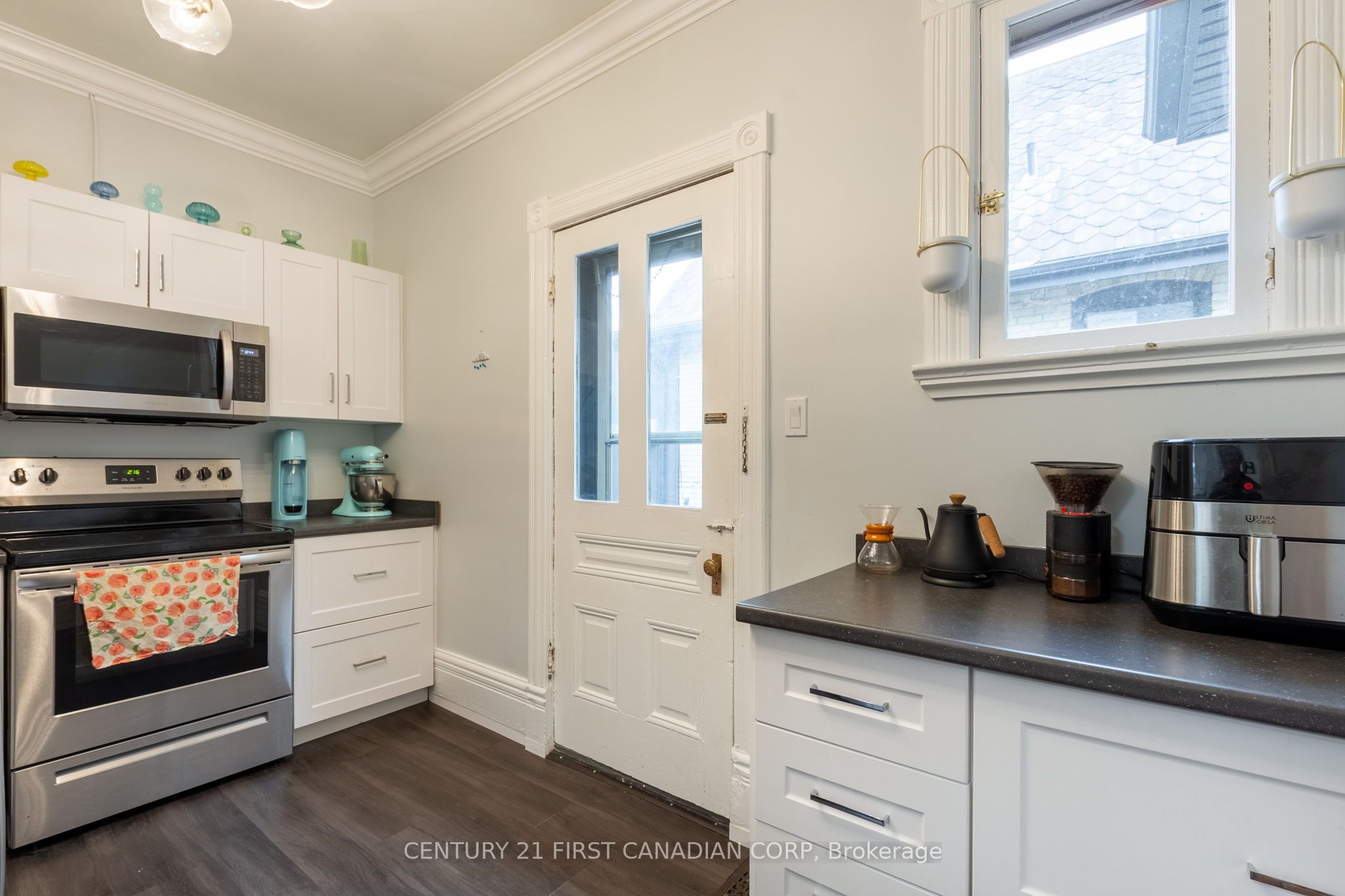 578 Waterloo Street Property Photo 23