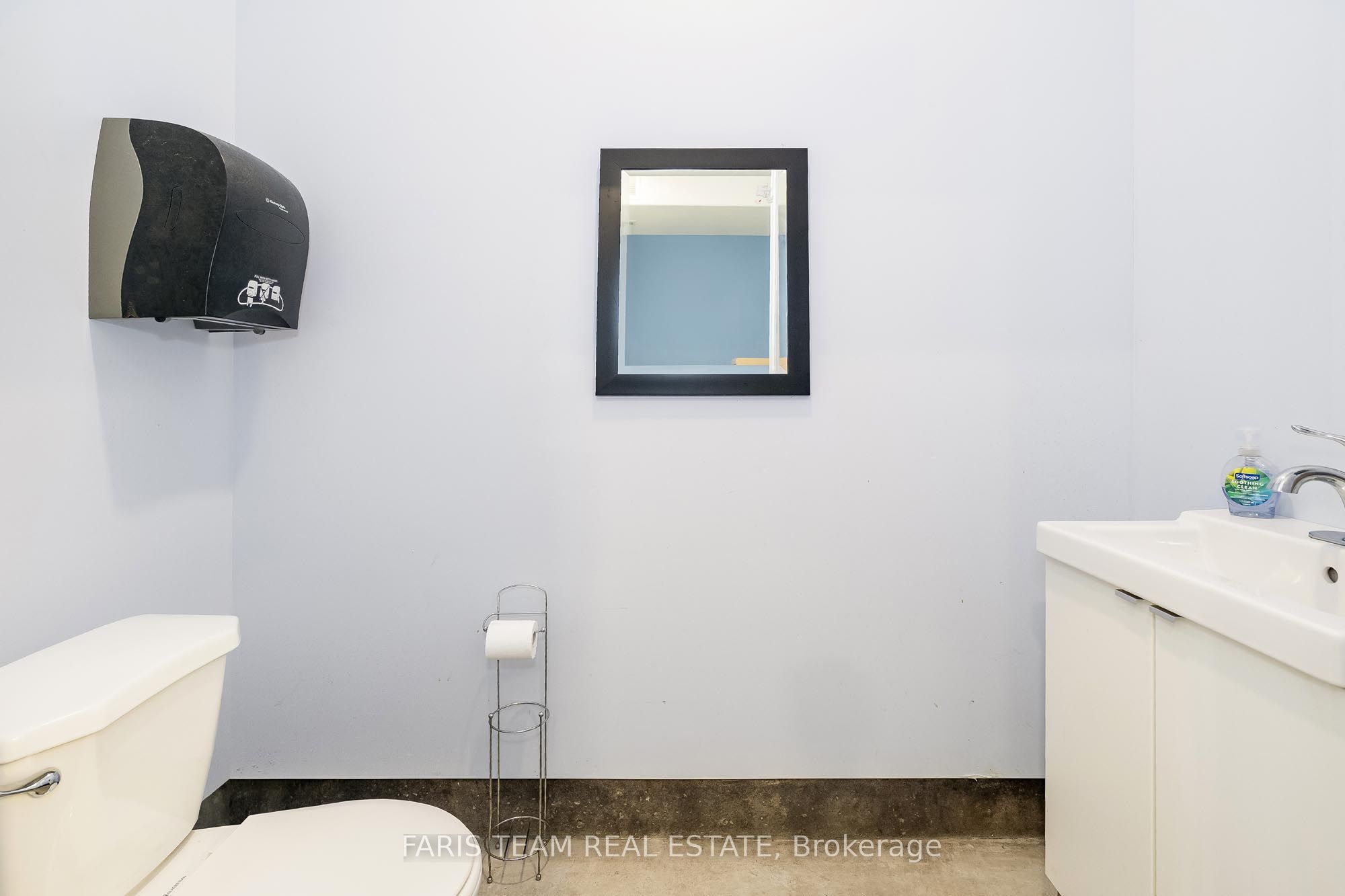 90 West Road Property Photo 14