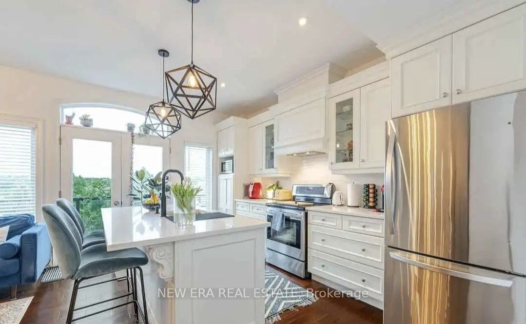 #e - 366 Bay Street Property Photo 2