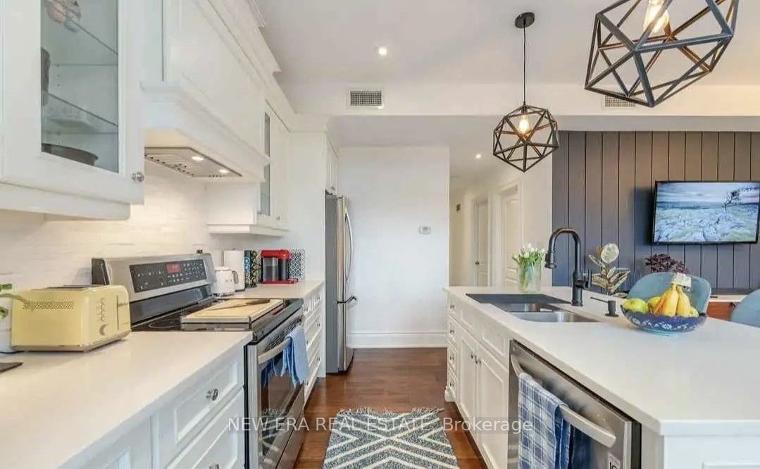 #e - 366 Bay Street Property Photo 3