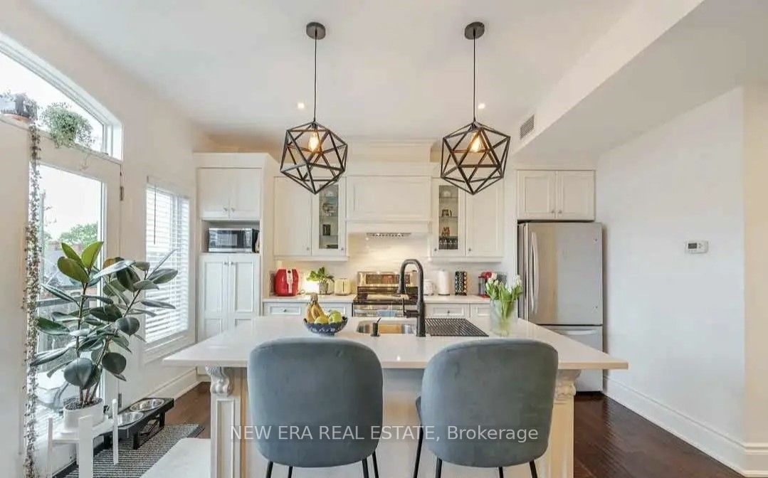 #e - 366 Bay Street Property Photo 6