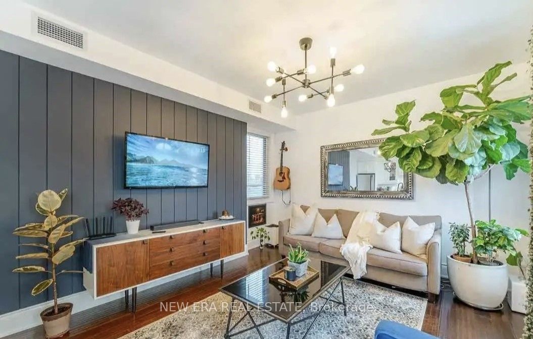 #e - 366 Bay Street Property Photo 7