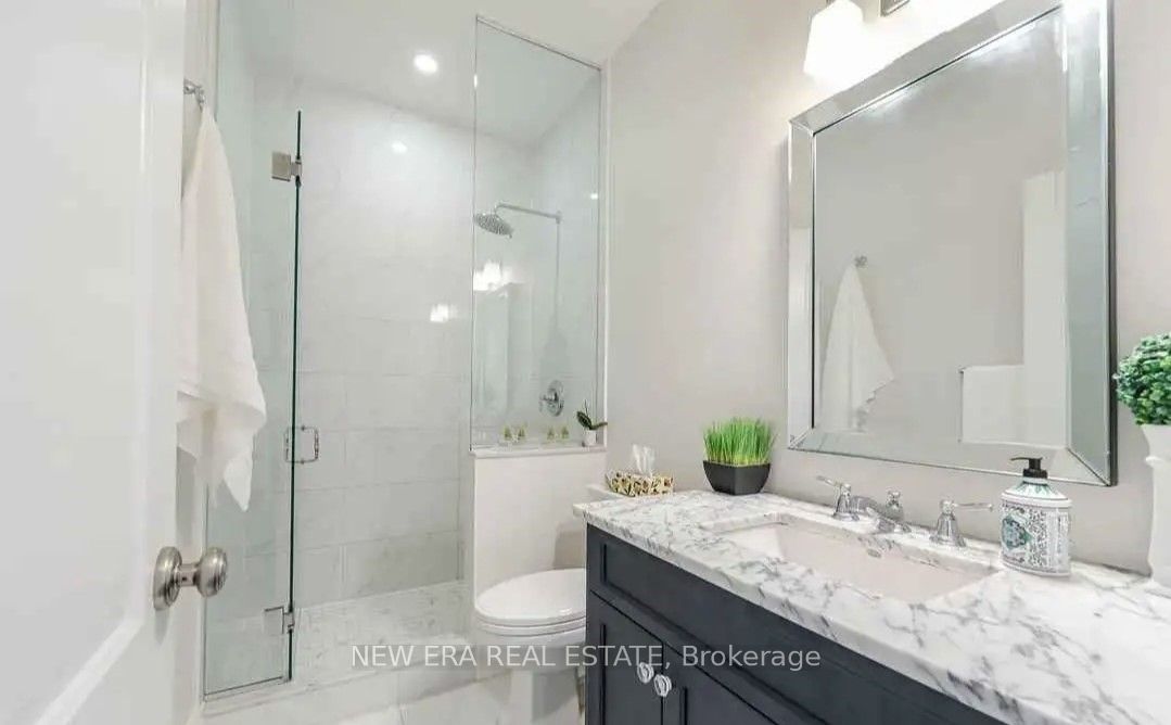 #e - 366 Bay Street Property Photo 12