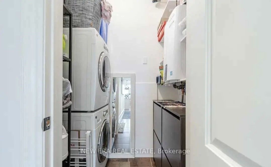 #e - 366 Bay Street Property Photo 13