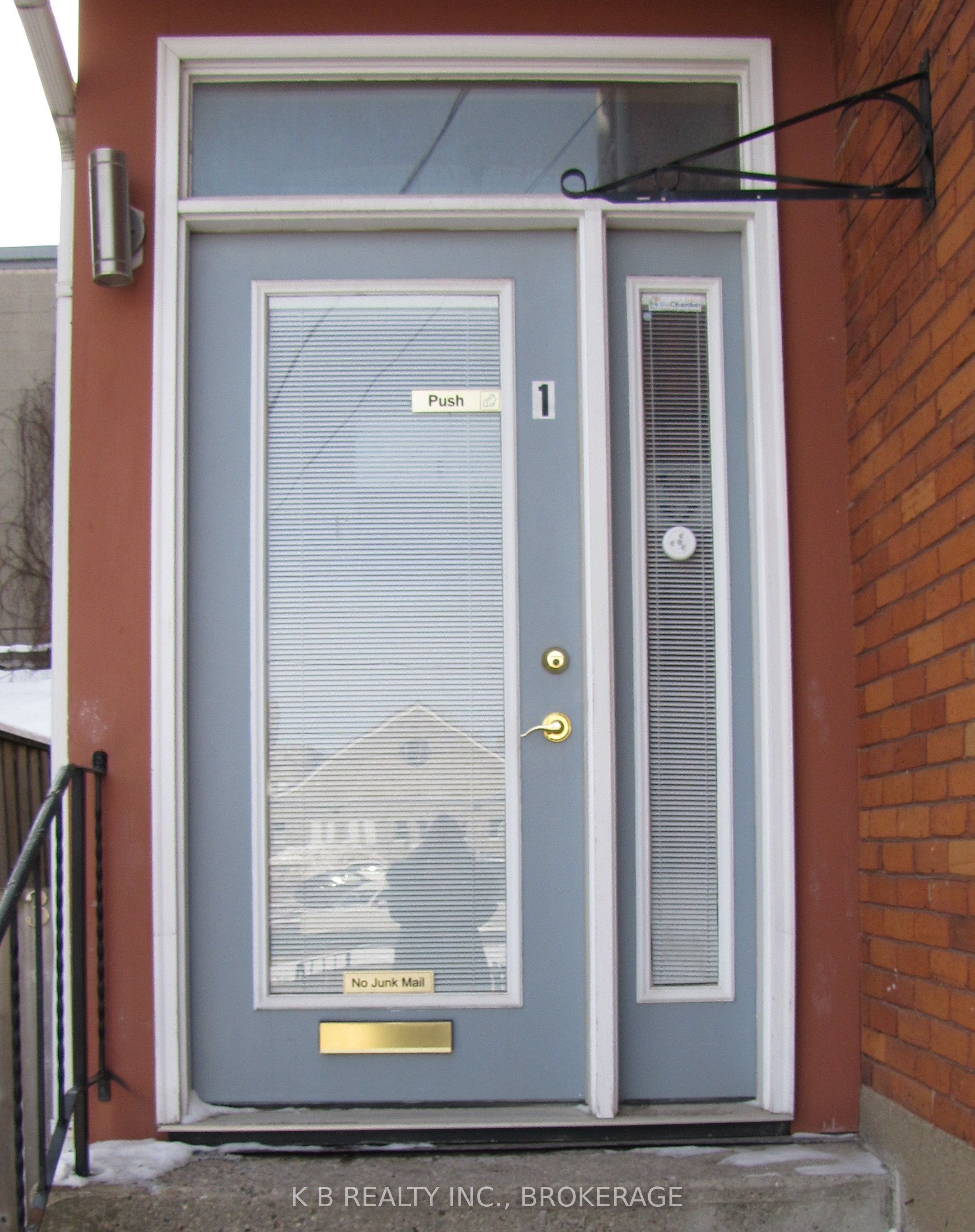 166 Queen Street Property Photo 2