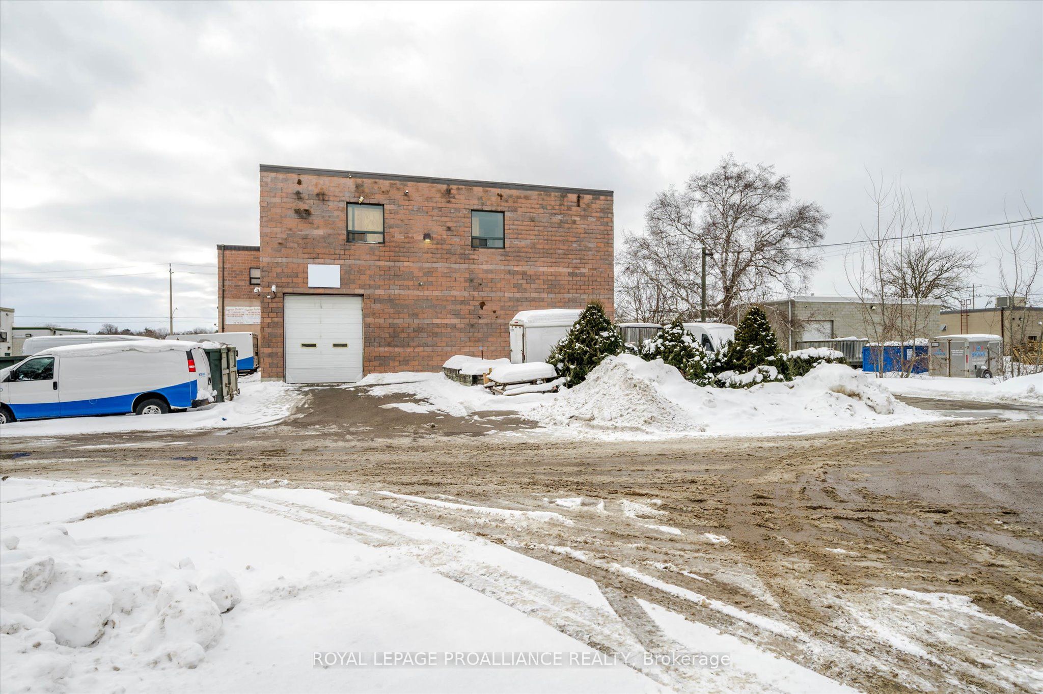 666 The Parkway Property Photo 6
