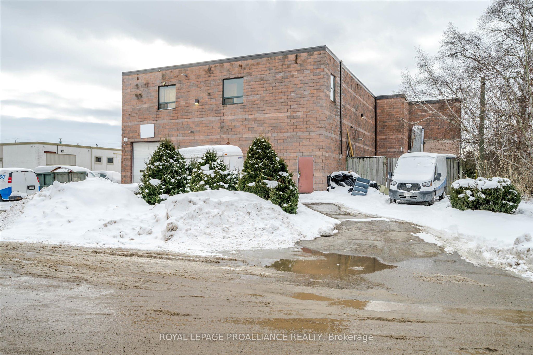 666 The Parkway Property Photo 8