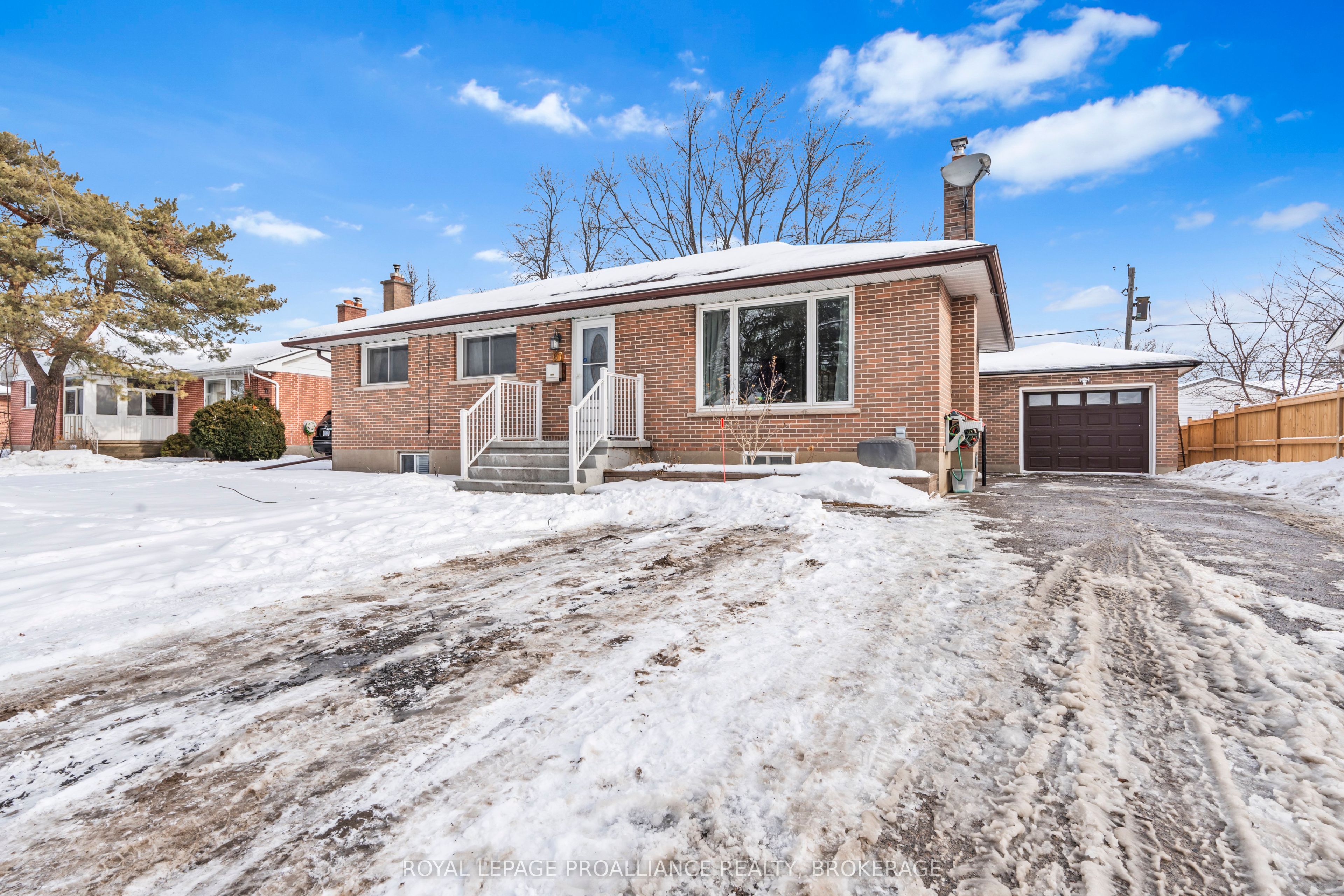 67 Manitou Cres W Property Photo 1