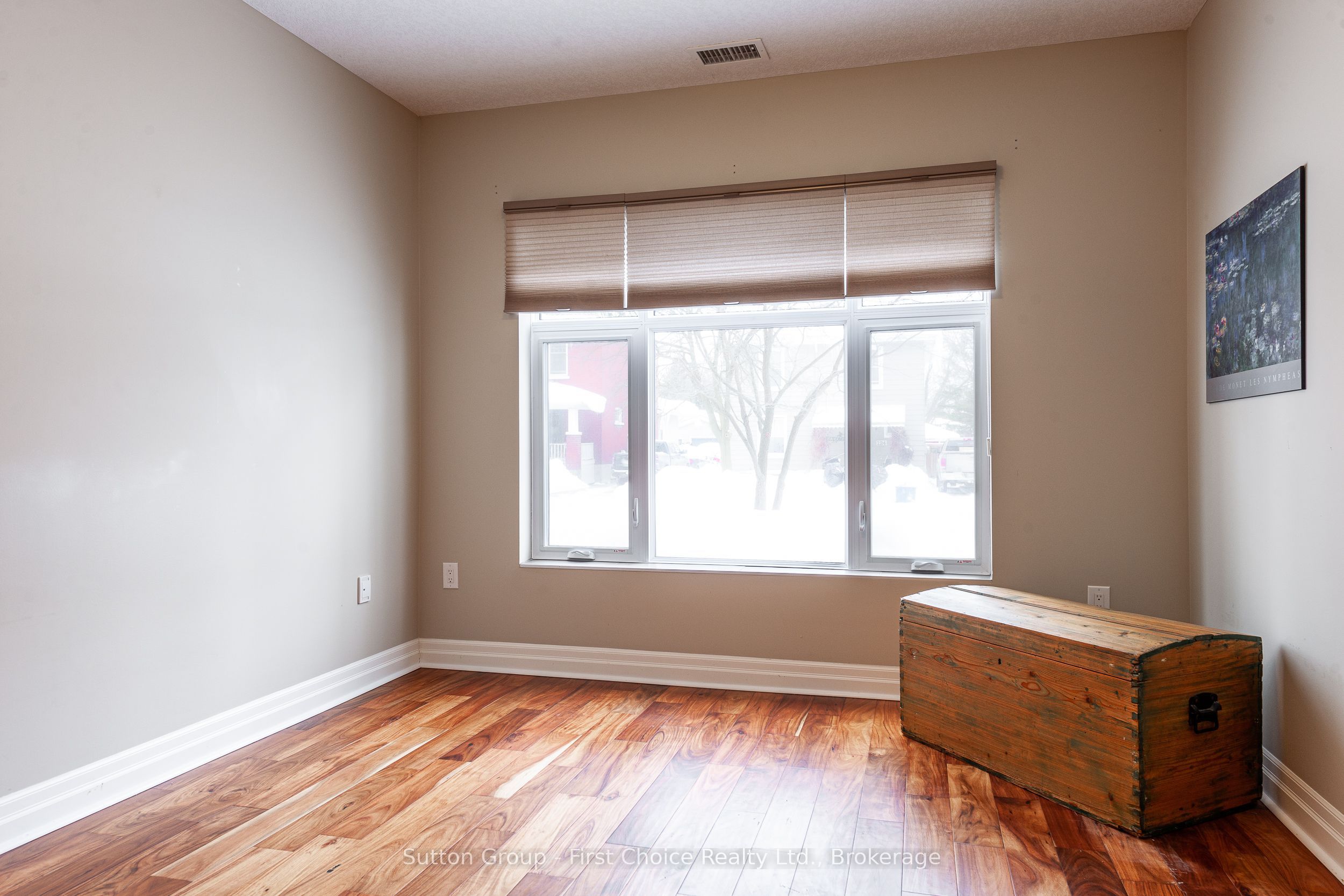 255 John St N Property Photo 22