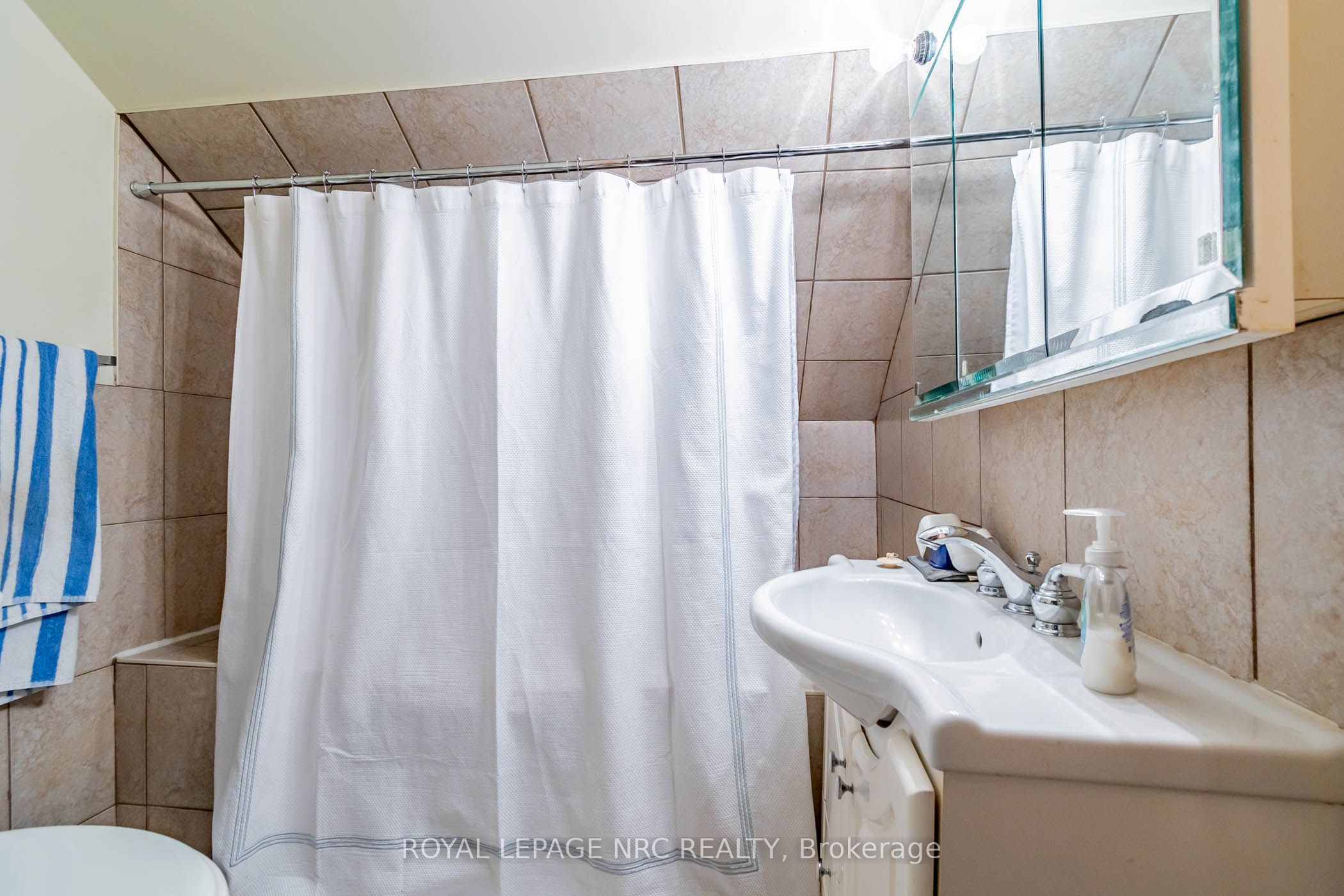6490 Thorold Stone Road Property Photo 9