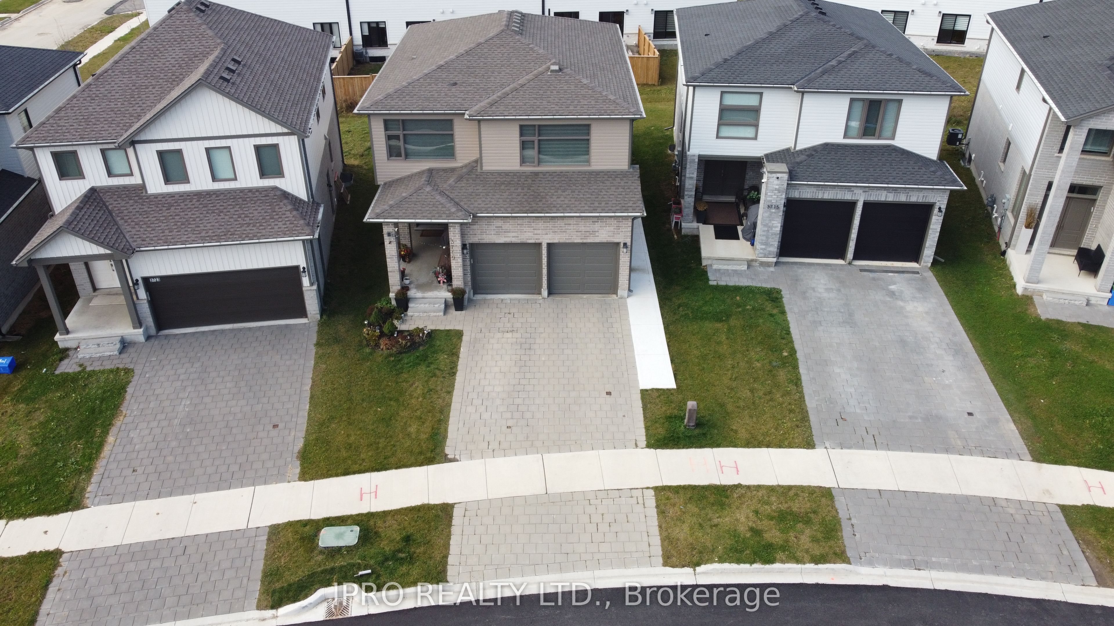 3719 Somerston Crescent Property Photo 1