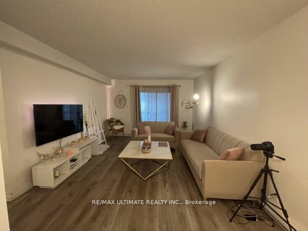 25 College St E Property Photo