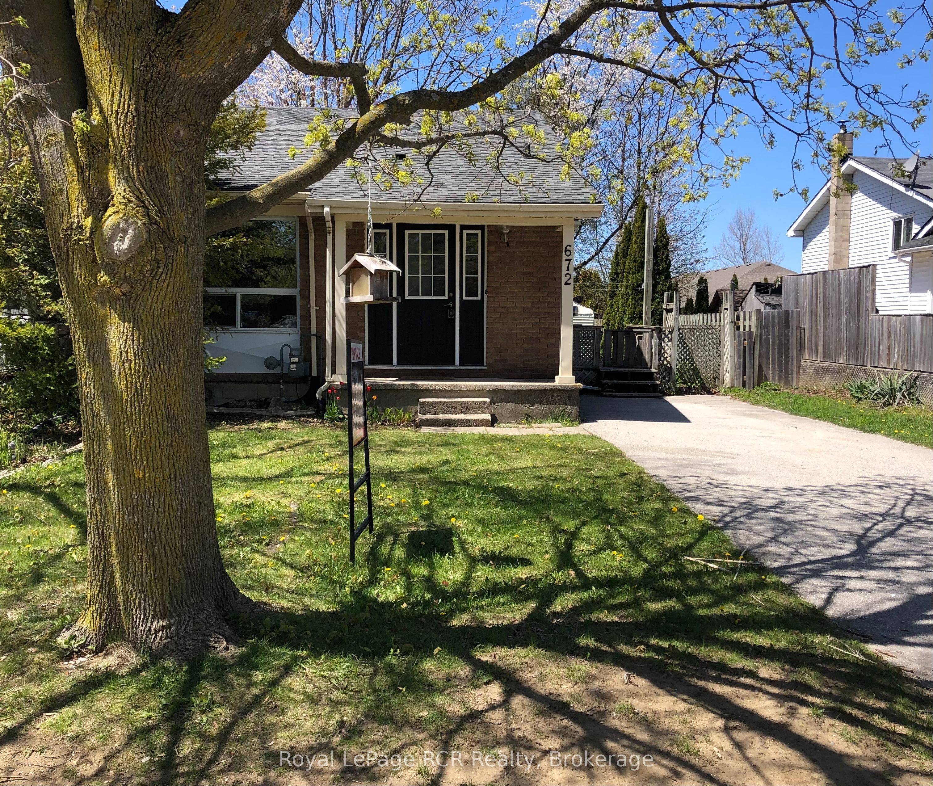 672 Kennard Crescent Property Photo