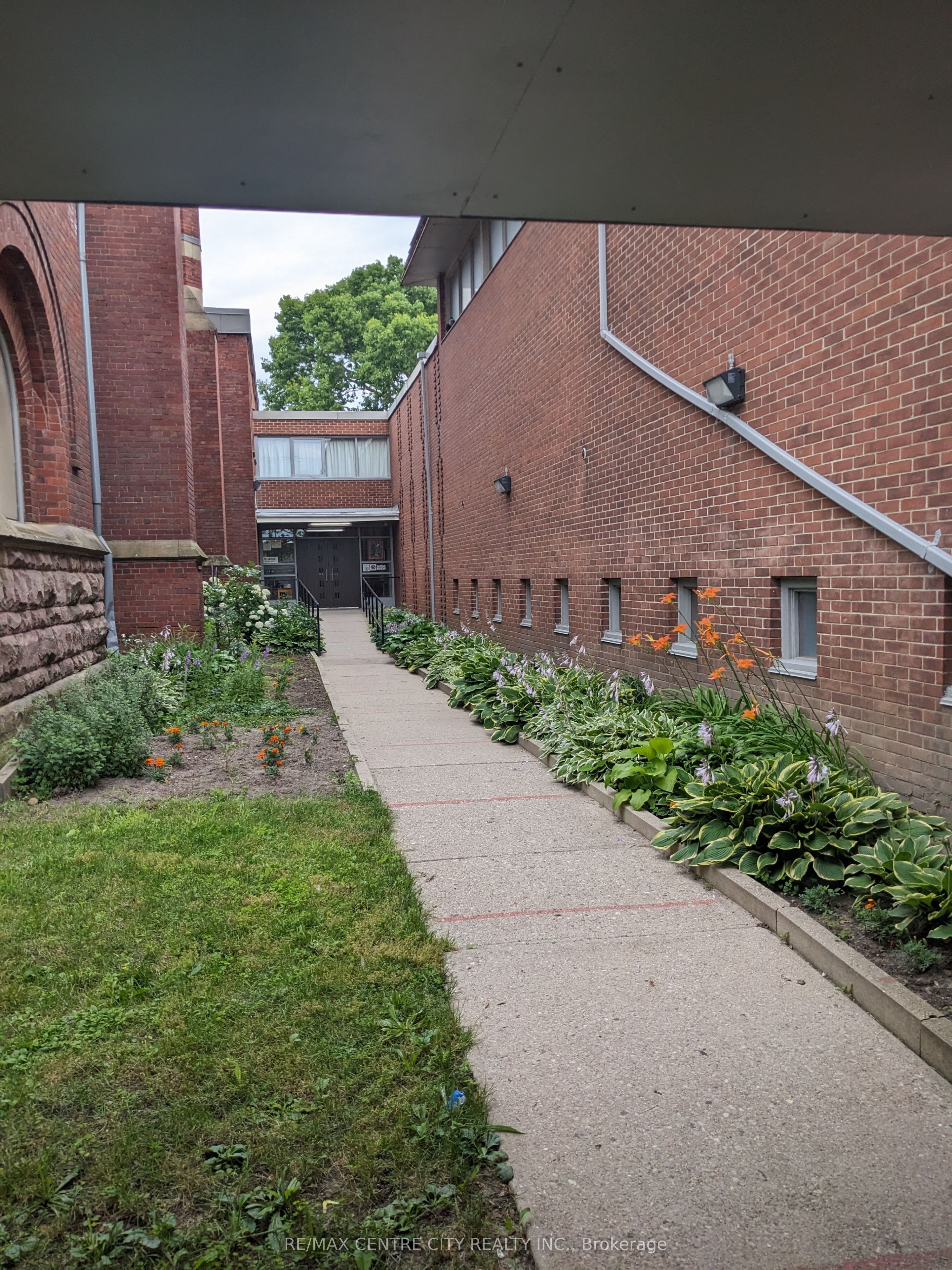 482 Dundas Street Property Photo 2