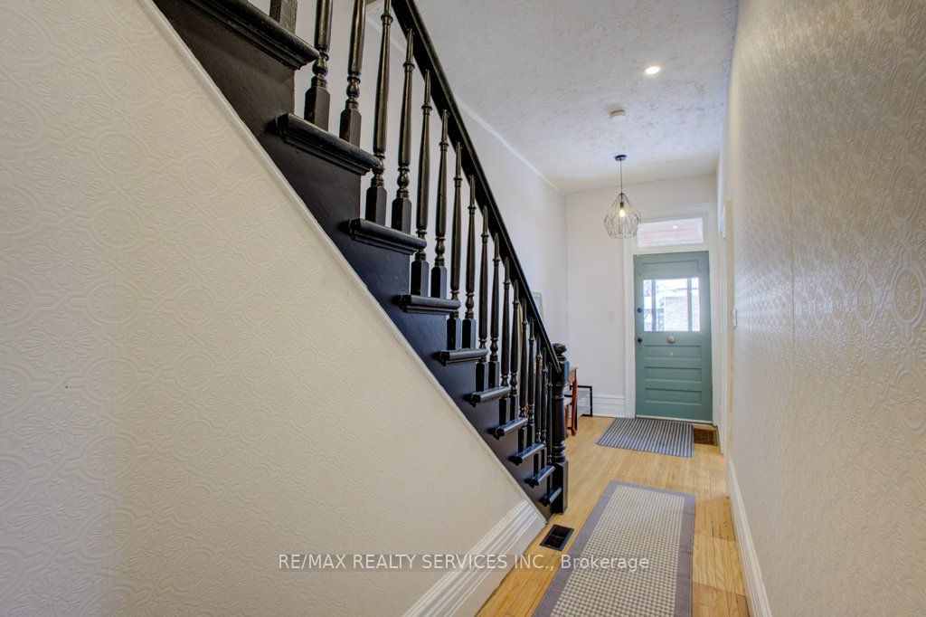 240 Fergus Street Property Photo 2