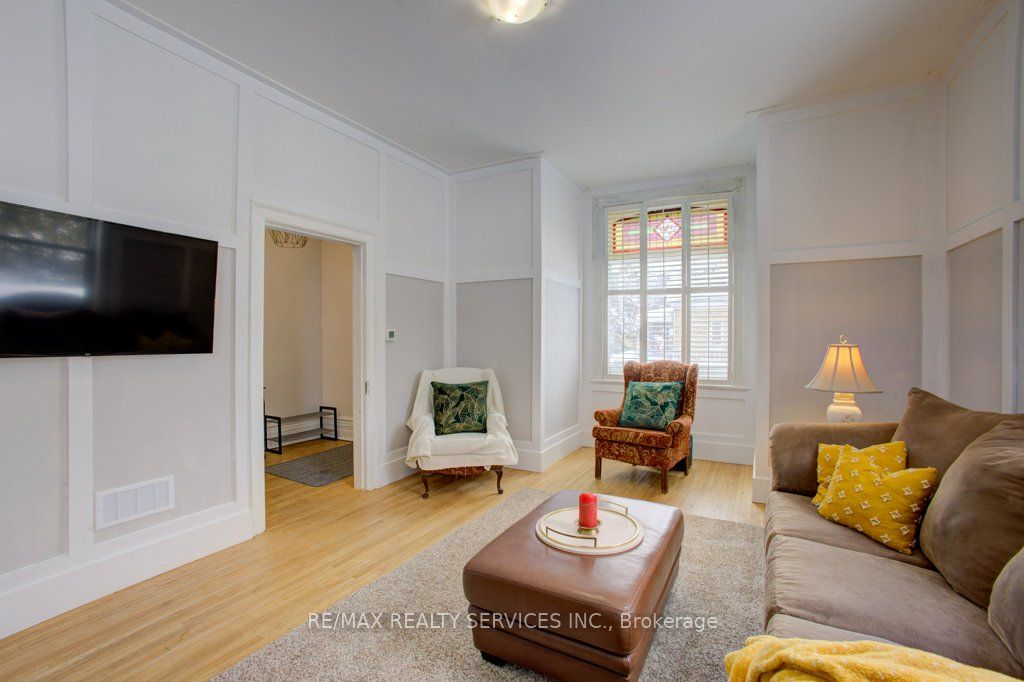240 Fergus Street Property Photo 4