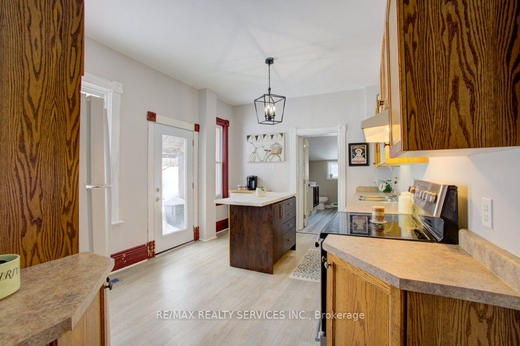 240 Fergus Street Property Photo 11