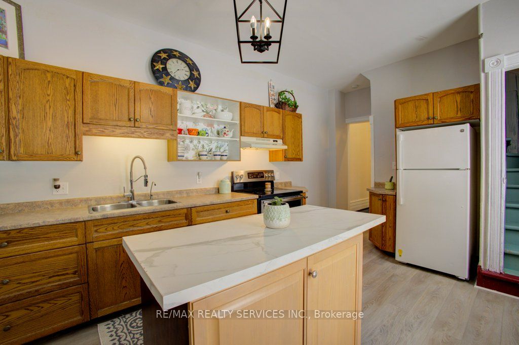 240 Fergus Street Property Photo 14