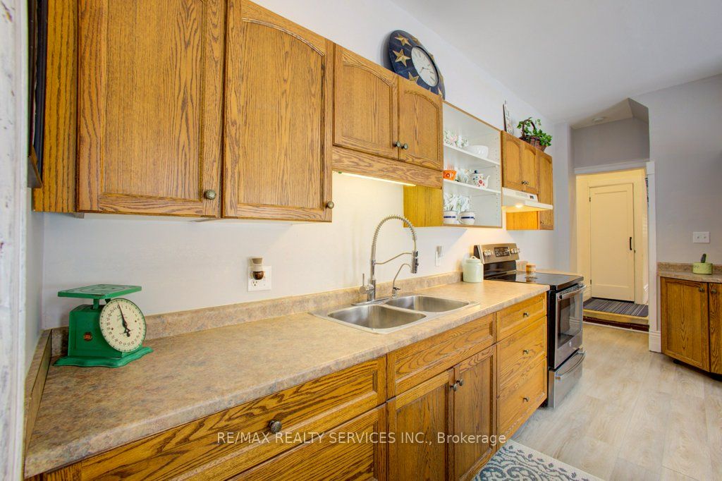 240 Fergus Street Property Photo 15