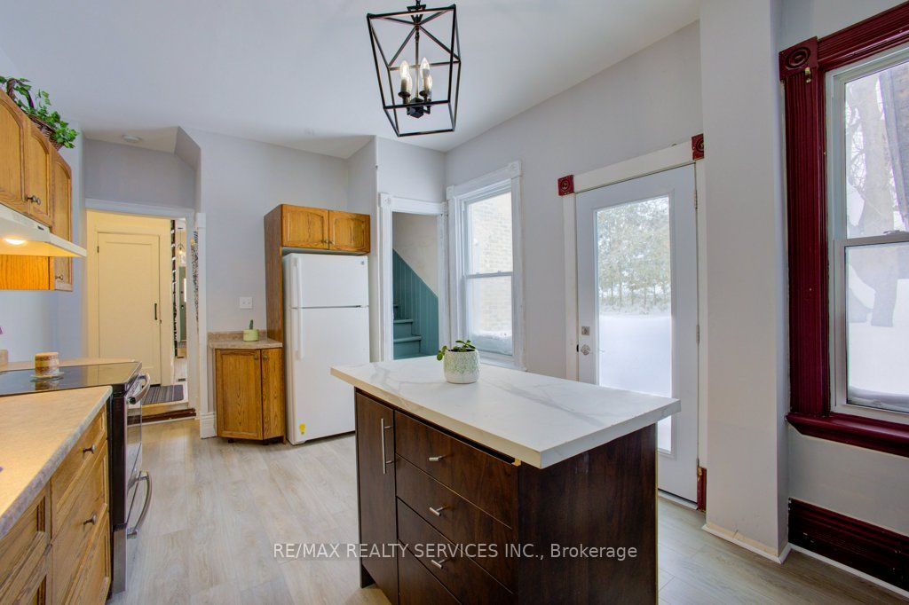 240 Fergus Street Property Photo 16