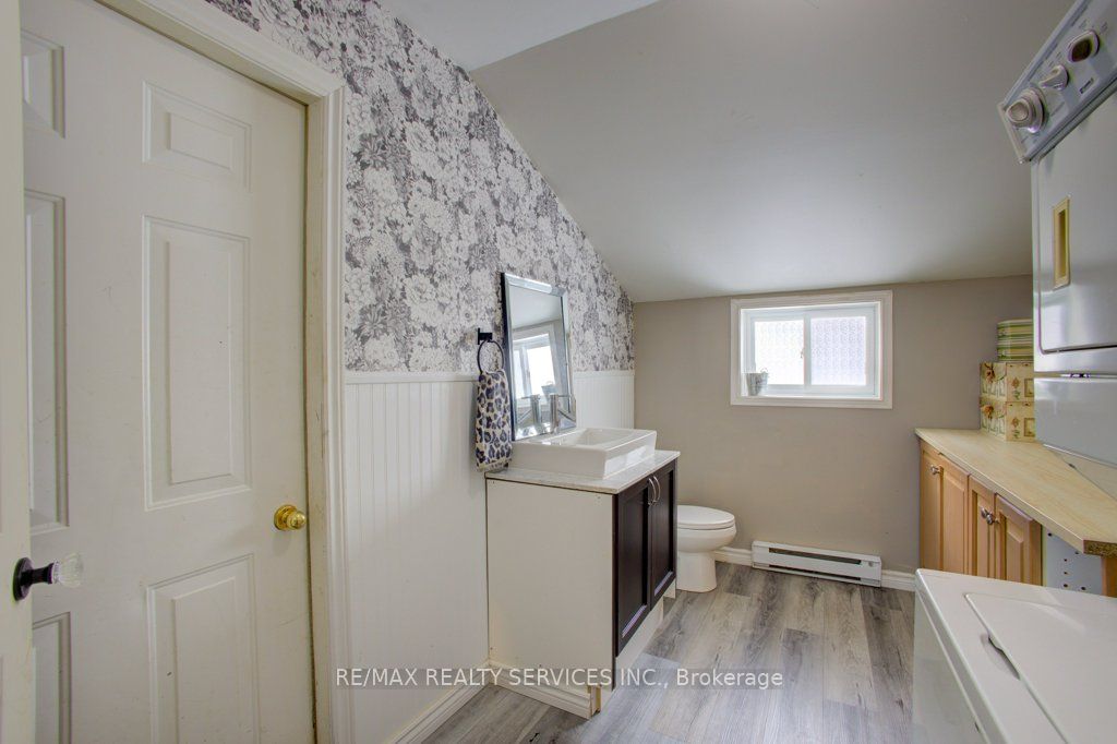 240 Fergus Street Property Photo 17