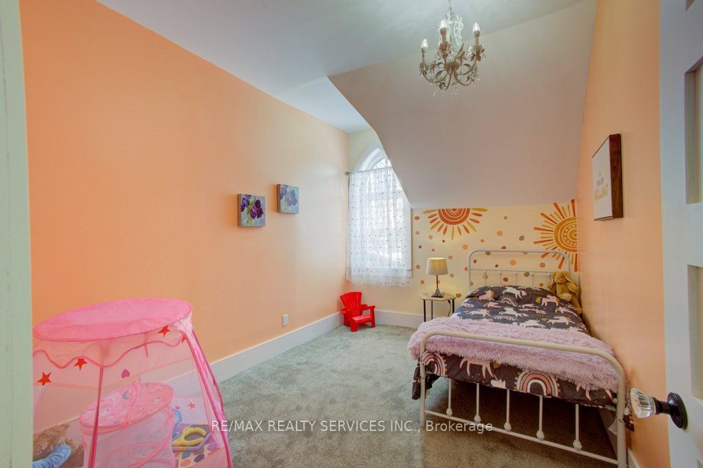 240 Fergus Street Property Photo 19