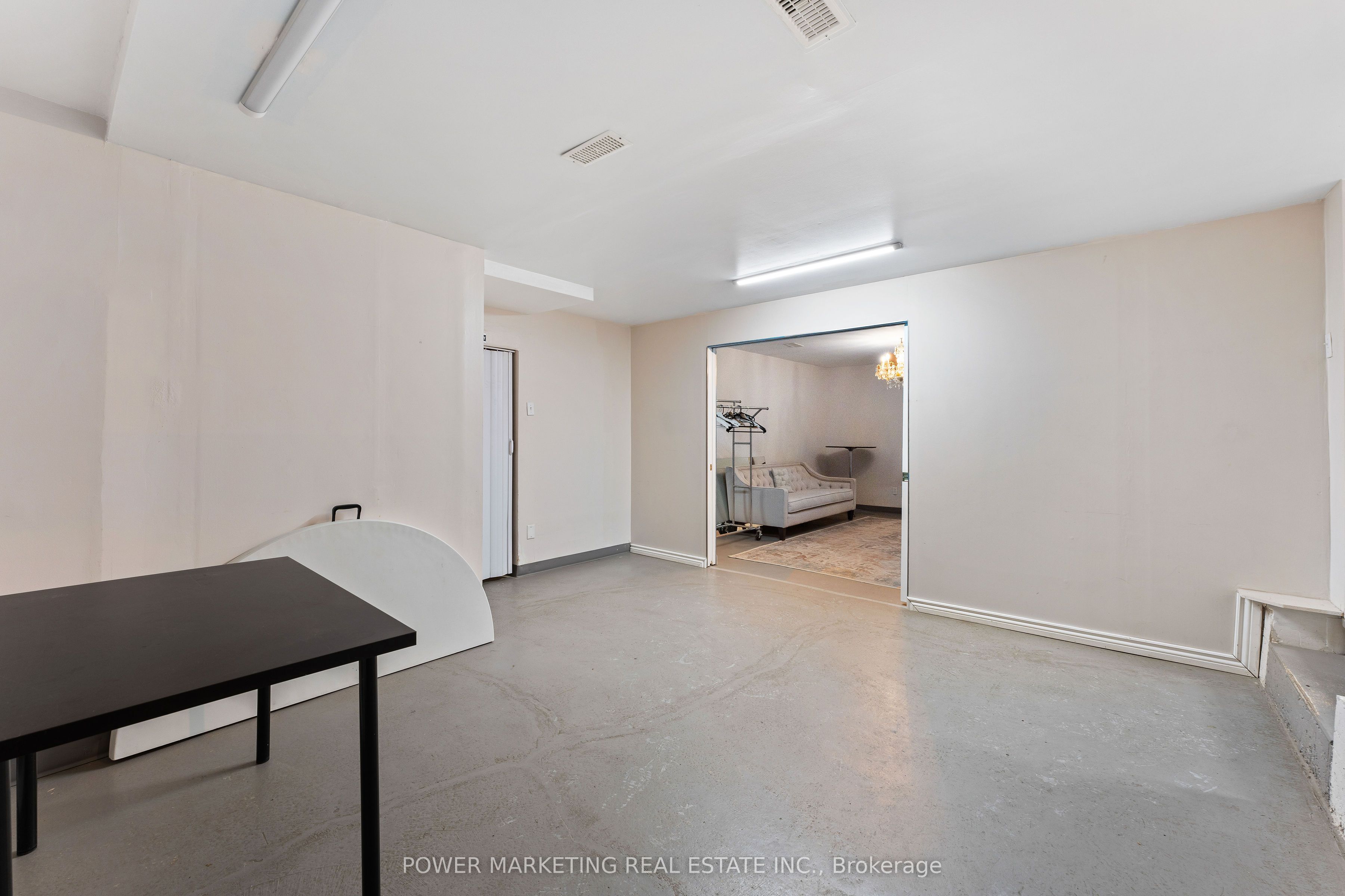 2476 Old Montreal Road Property Photo 23