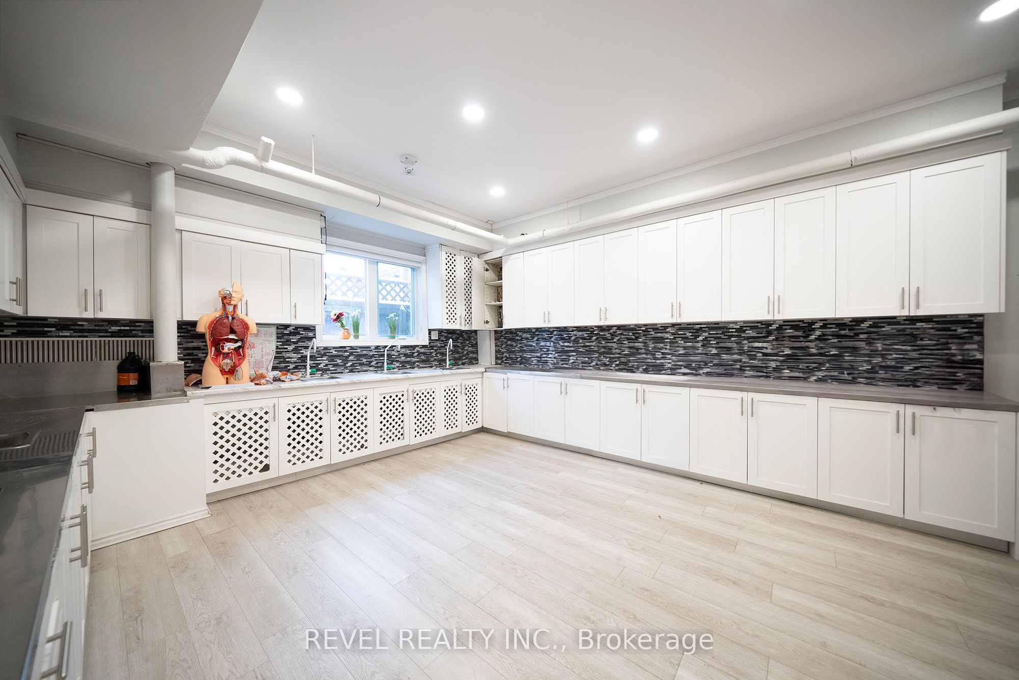 360 Colborne Street Property Photo 9