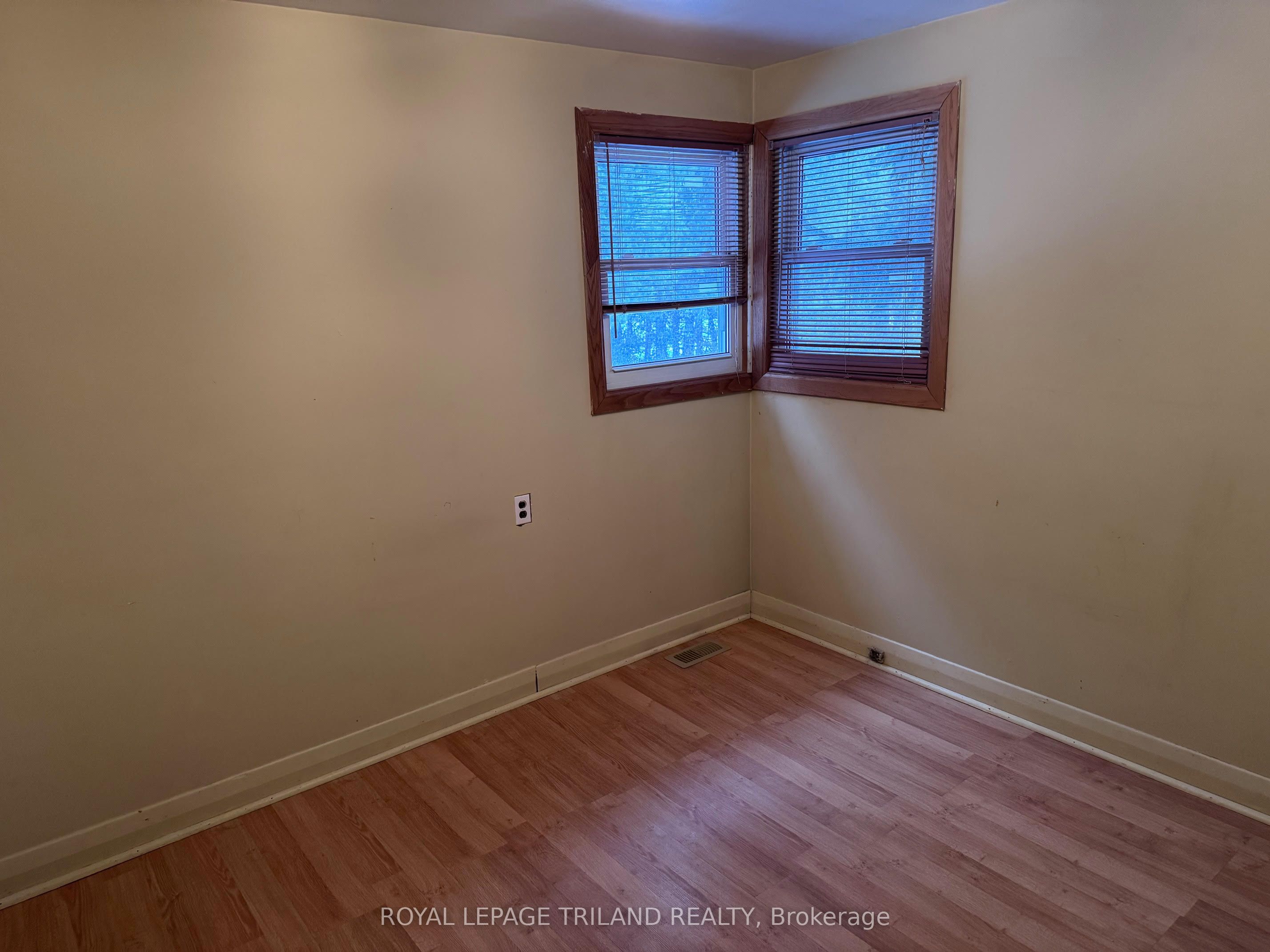 558 Crumlin Sideroad Property Photo 9