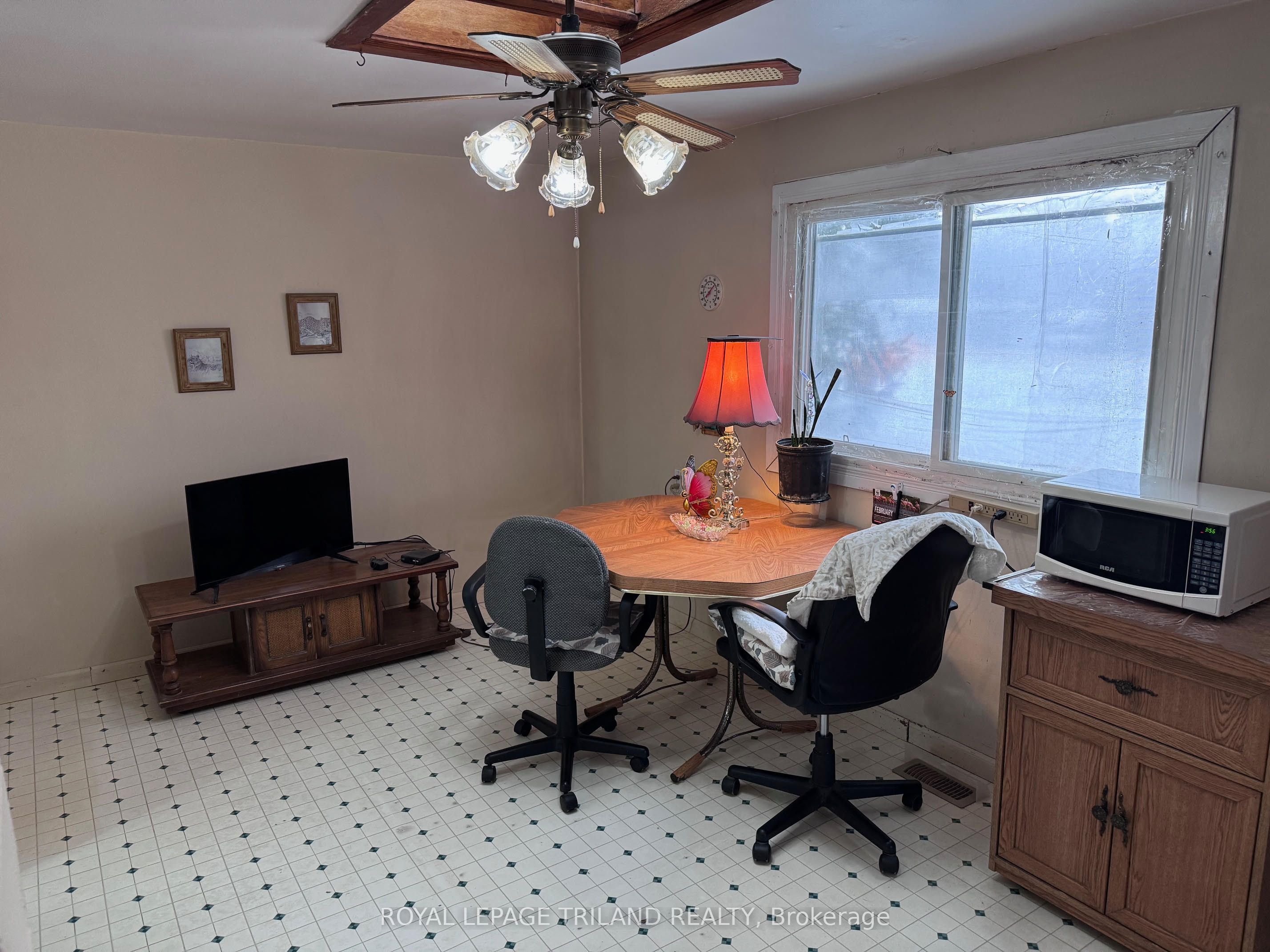 558 Crumlin Sideroad Property Photo 11