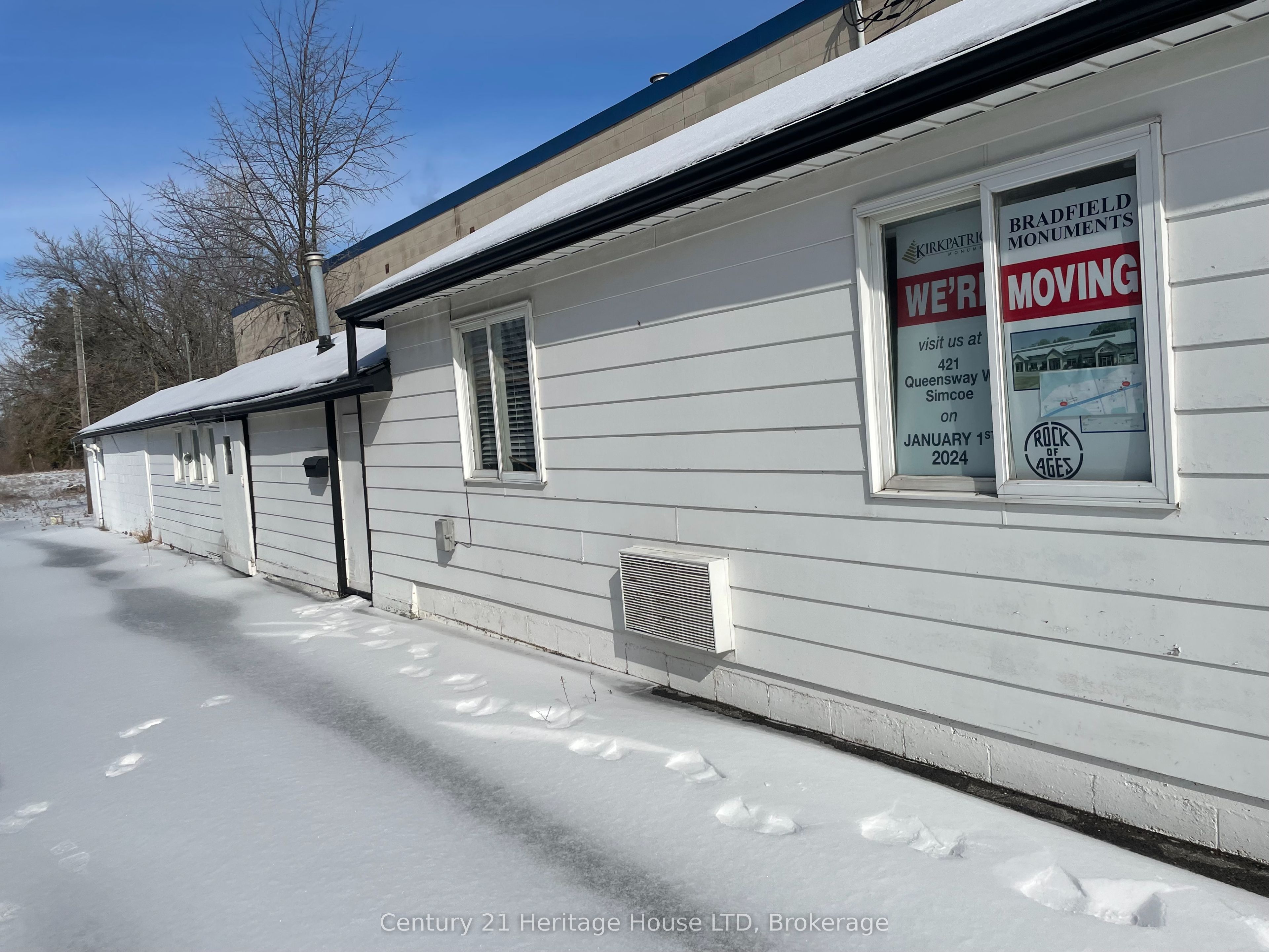 335 Queensway W Property Photo 2