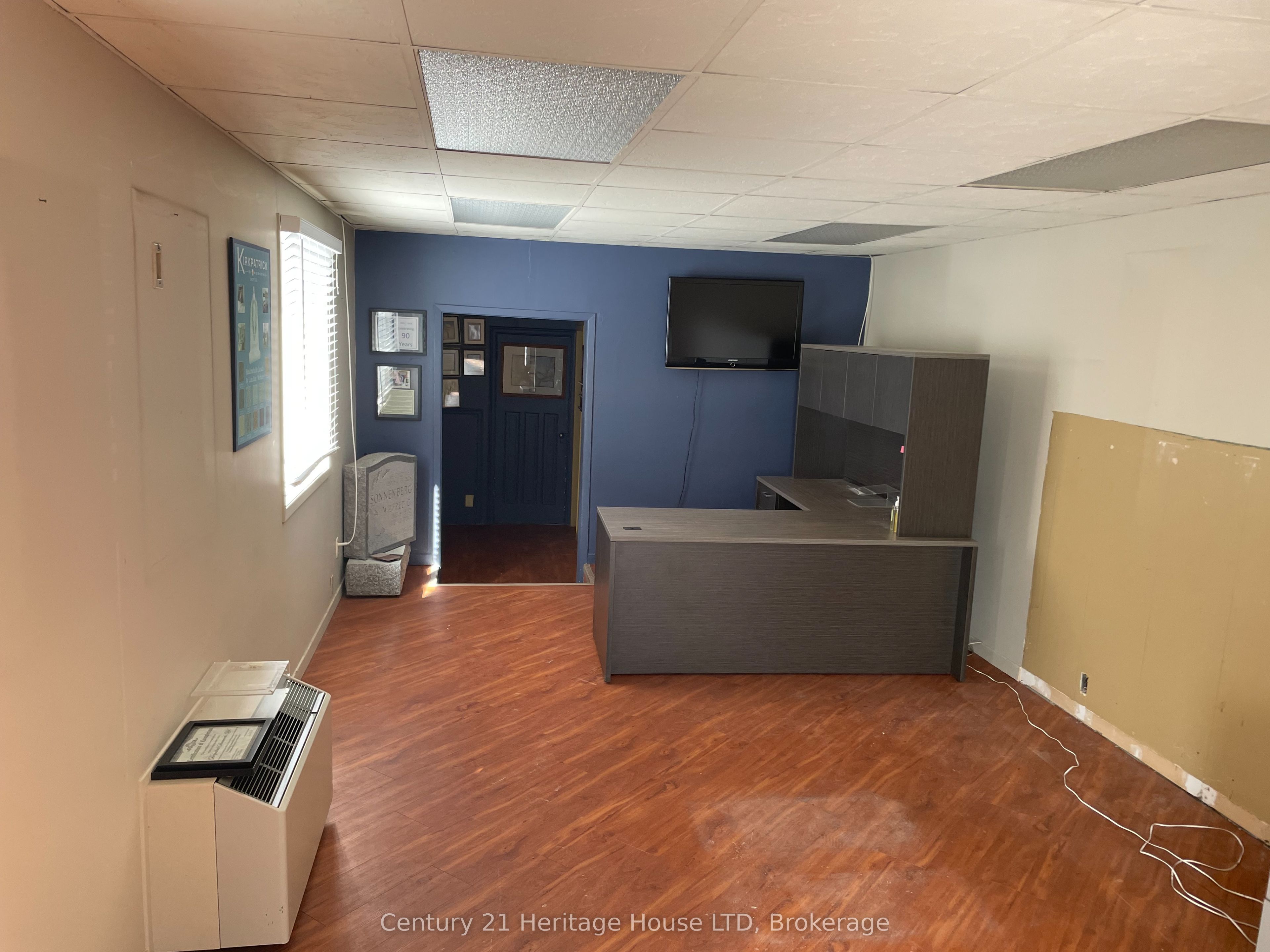 335 Queensway W Property Photo 3