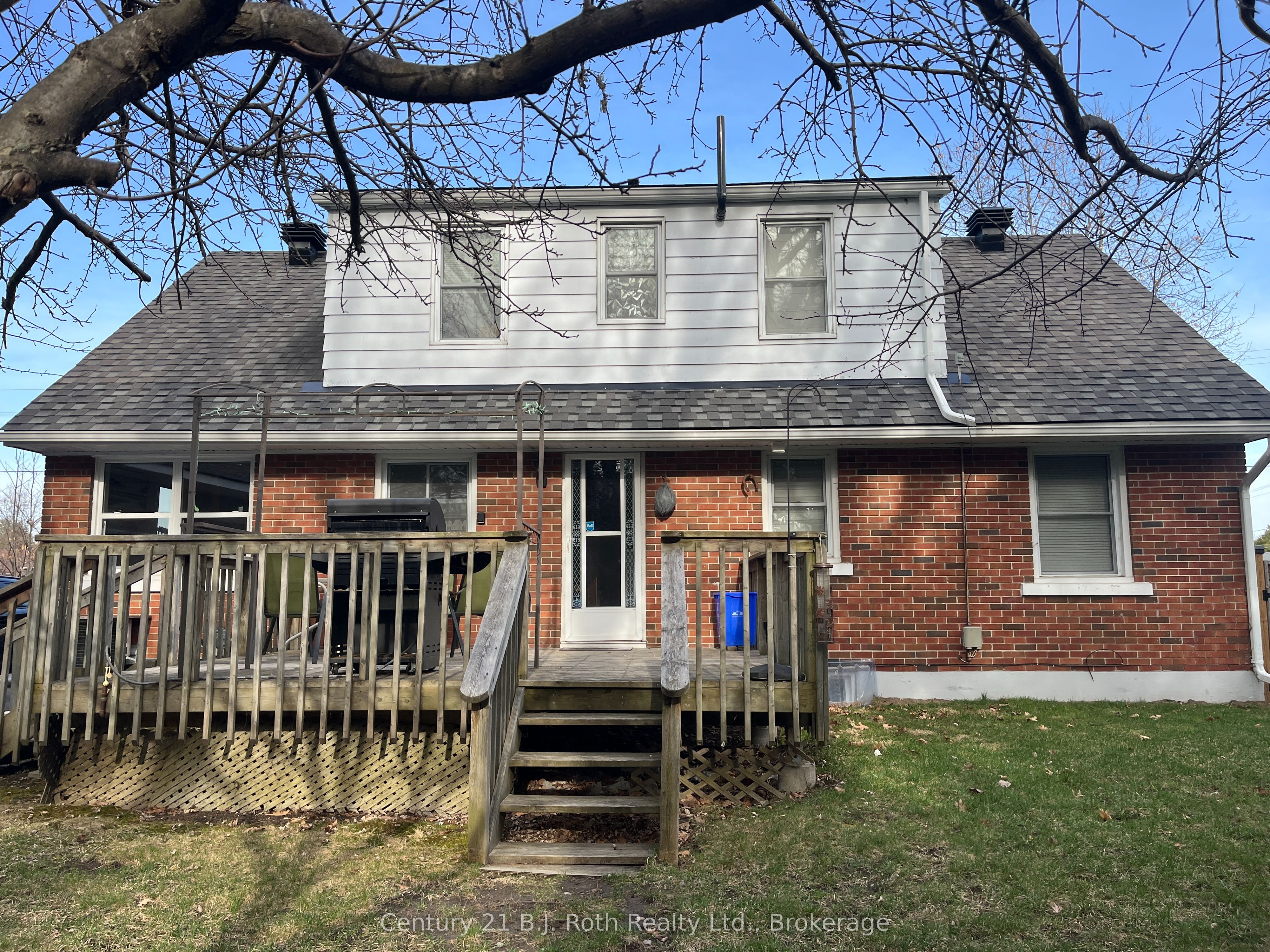 983 Clarence Street Property Photo 1